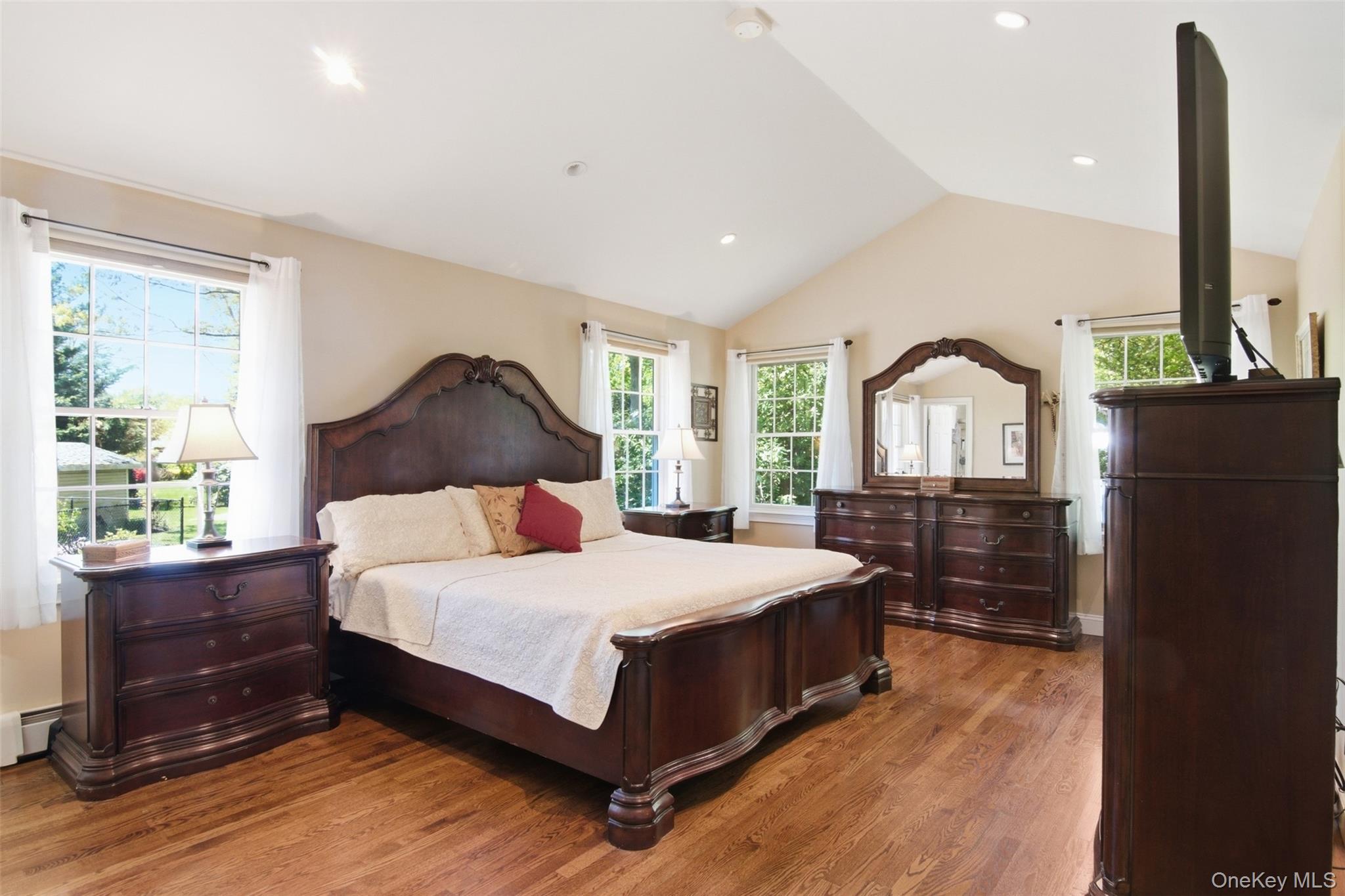  28 King Arthurs Court, Saint James, NY, 11780 - 物件實景