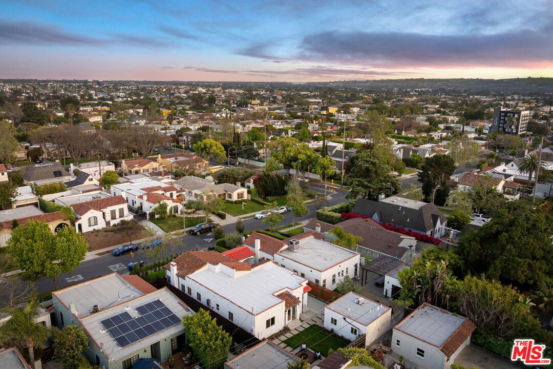 Los Angeles, California, 90019, United States, 4 Bedrooms Bedrooms, ,4 BathroomsBathrooms,Residential,For Sale,1889946