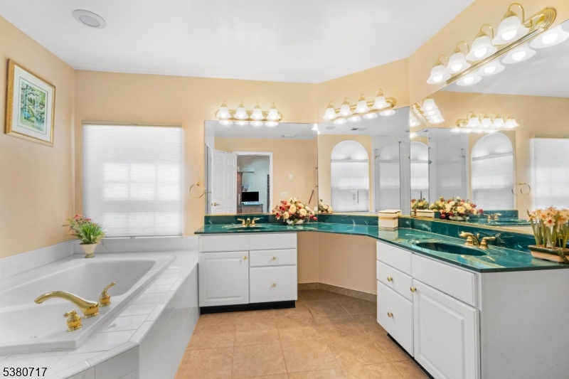 Bernards Twp., New Jersey, 07920, United States, 5 Bedrooms Bedrooms, ,4 BathroomsBathrooms,Residential,For Sale,1933609