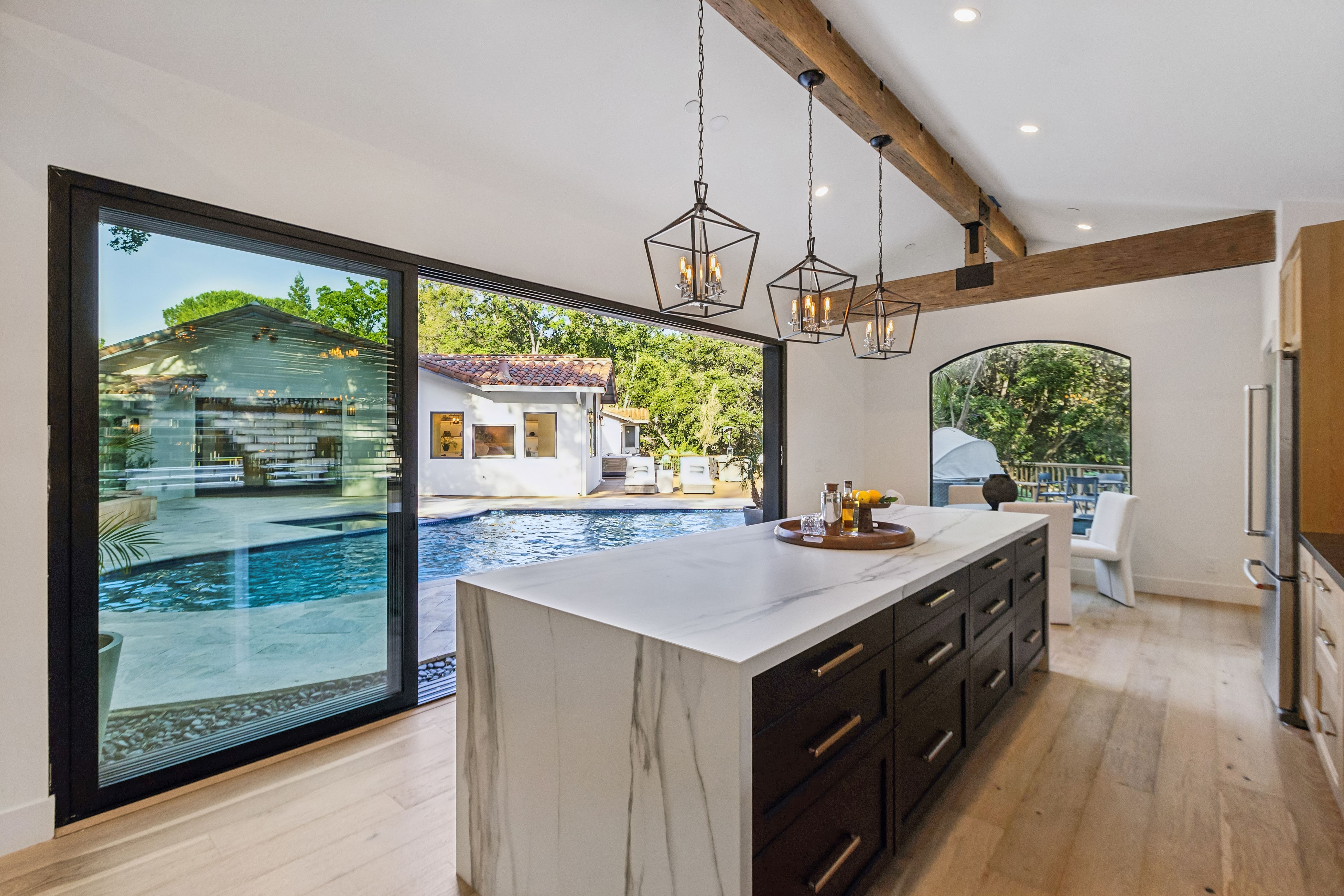  Private Gated Sanctuary With Expansive Outdoor Living - 物件實景