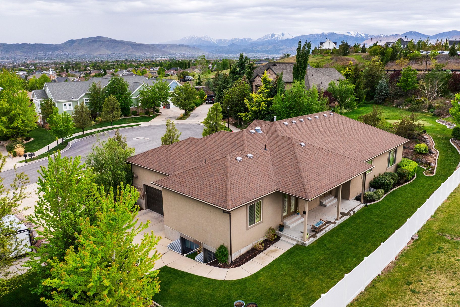  Incredible Views, Beautiful Yard, Prime Location and With Room To Grow - 物件實景