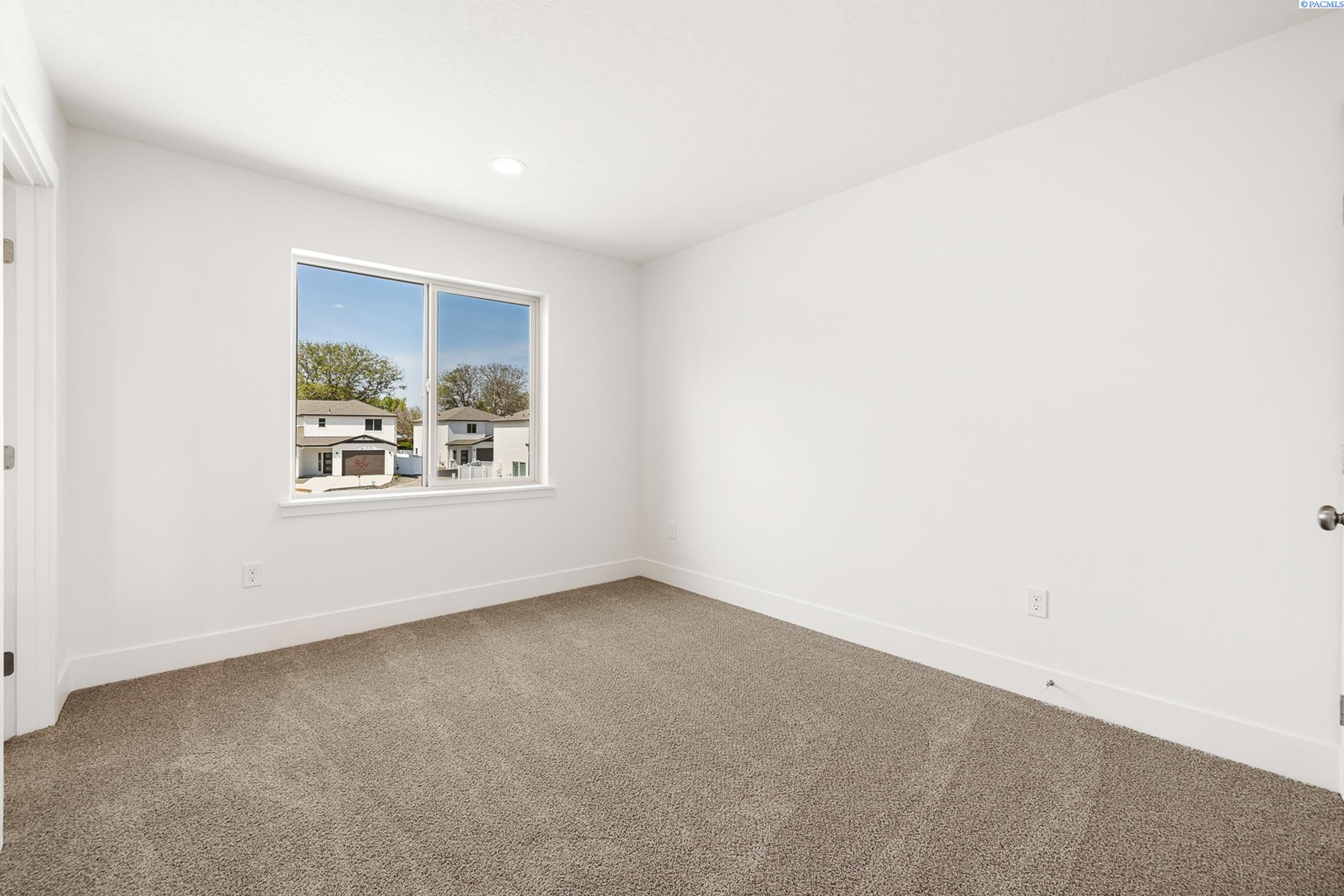 Kennewick, Washington, 99337, United States, 7 Bedrooms Bedrooms, ,Residential,For Sale,1793347
