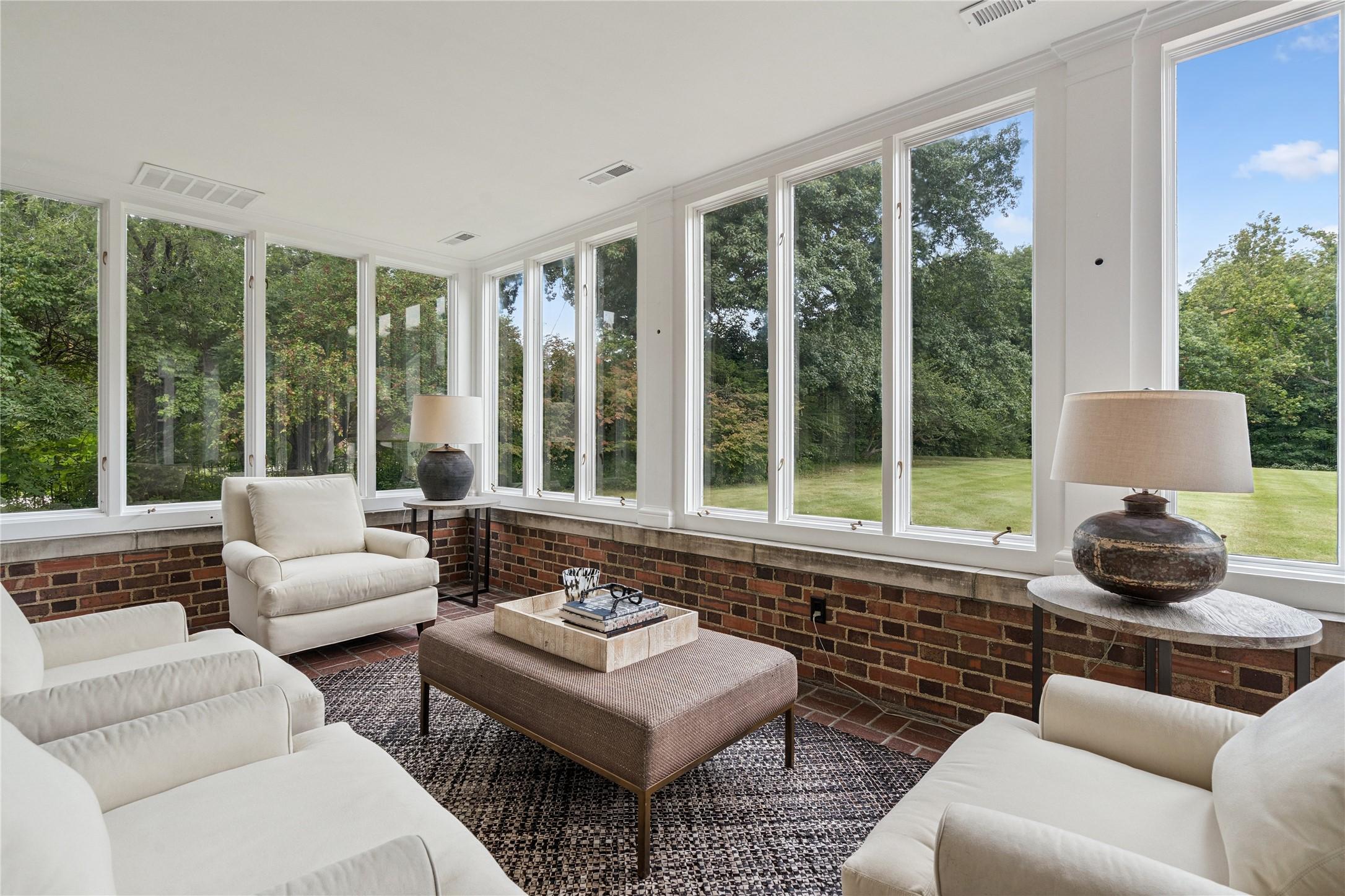Des Moines, Iowa, 50312, United States, 4 Bedrooms Bedrooms, ,4 BathroomsBathrooms,Residential,For Sale,1942585