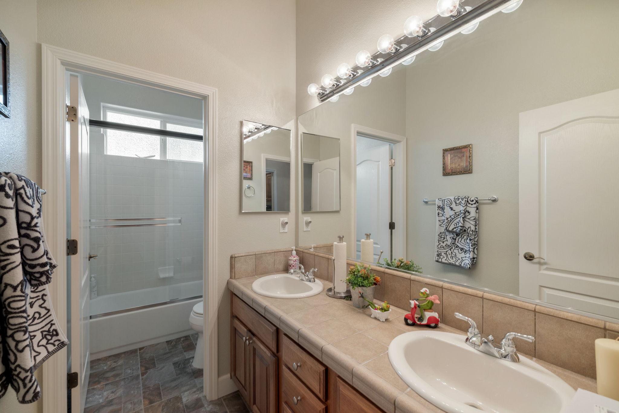  Refined Minden Living with Designer Touches and Captivating Mountain Views - 物件實景
