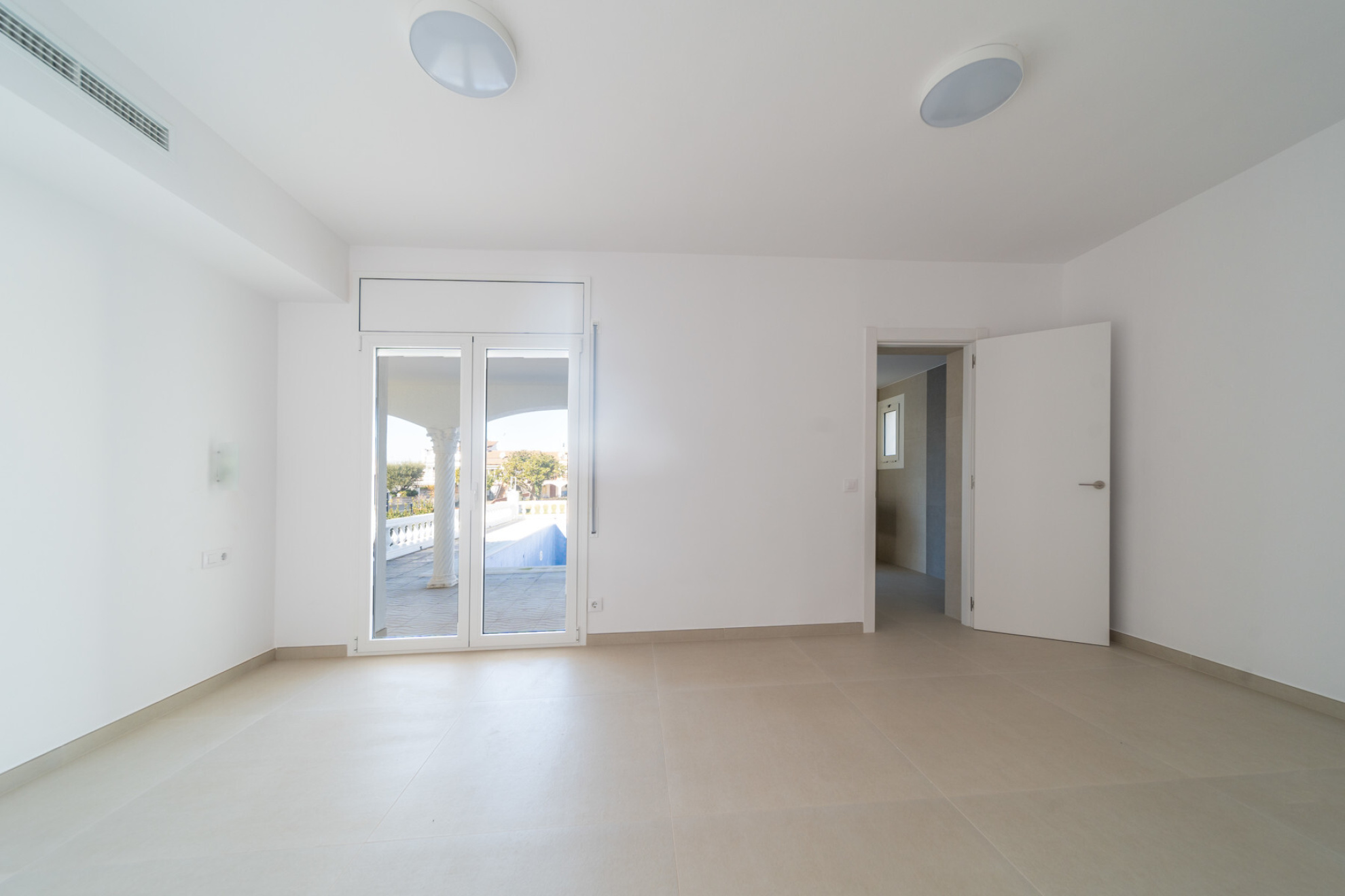  Renovated house on the wide canal with swimming pool. - 物件實景