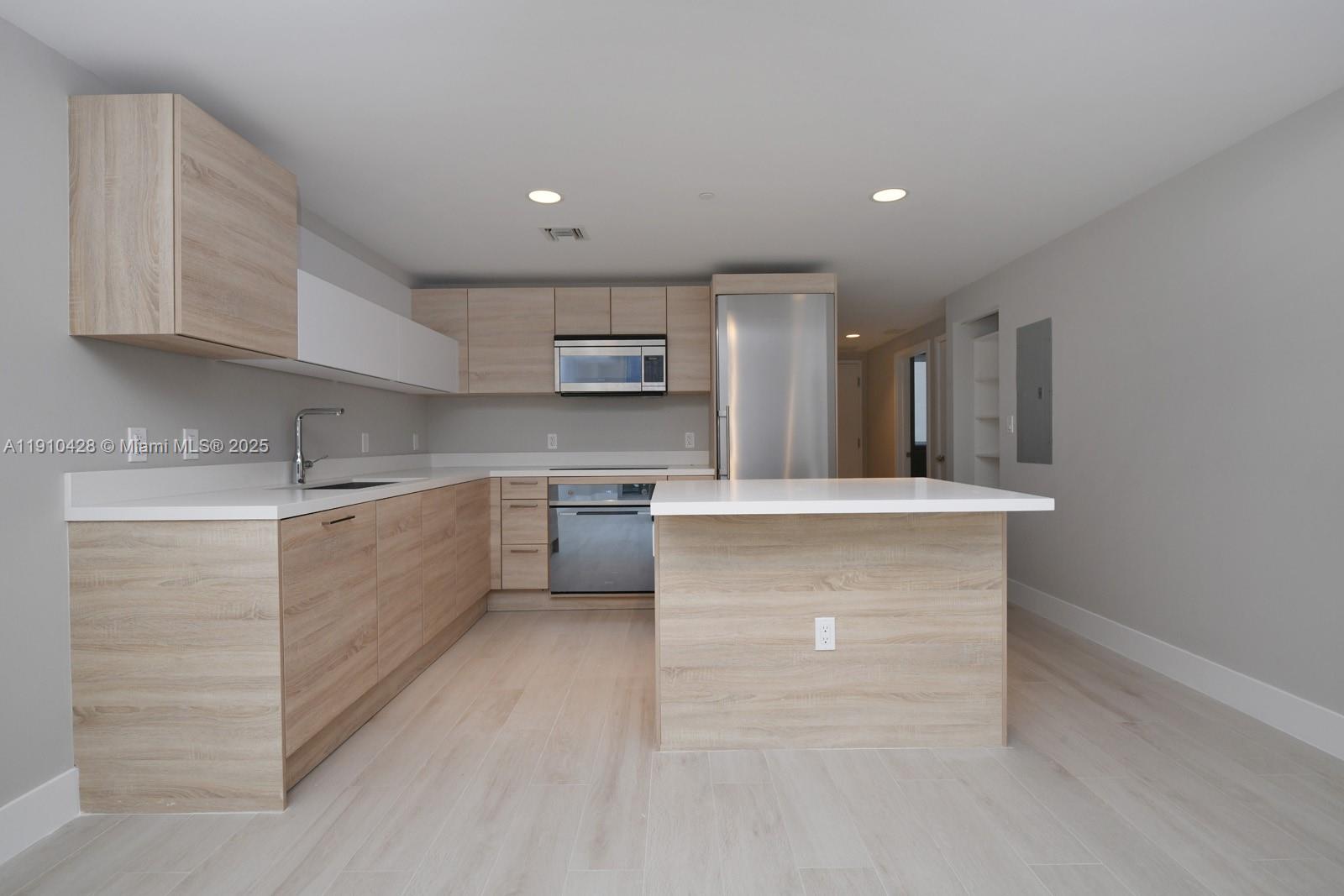 North Miami Beach, Florida, 33160, United States, 2 Bedrooms Bedrooms, ,2 BathroomsBathrooms,Residential,For Sale,1989181