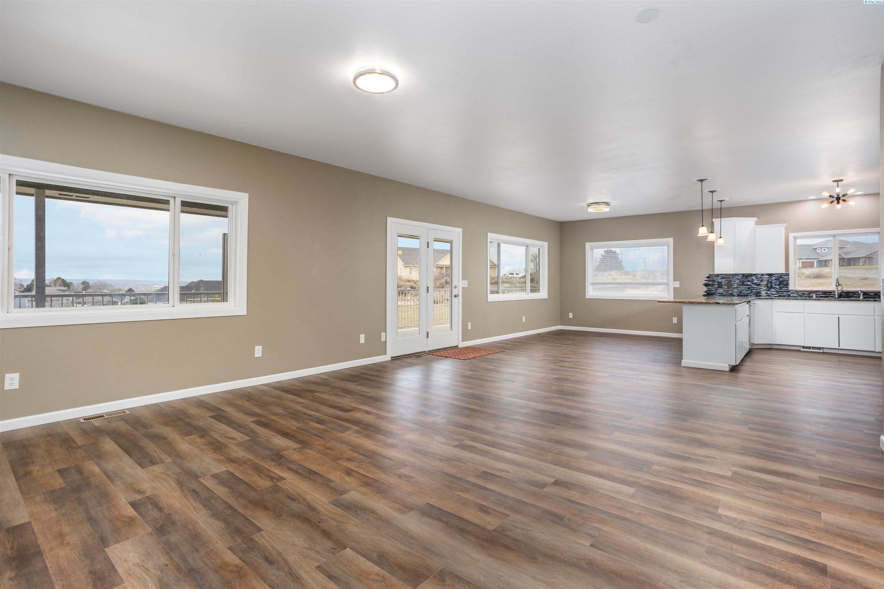 West Richland, Washington, 99353, United States, 5 Bedrooms Bedrooms, ,3 BathroomsBathrooms,Residential,For Sale,1923424