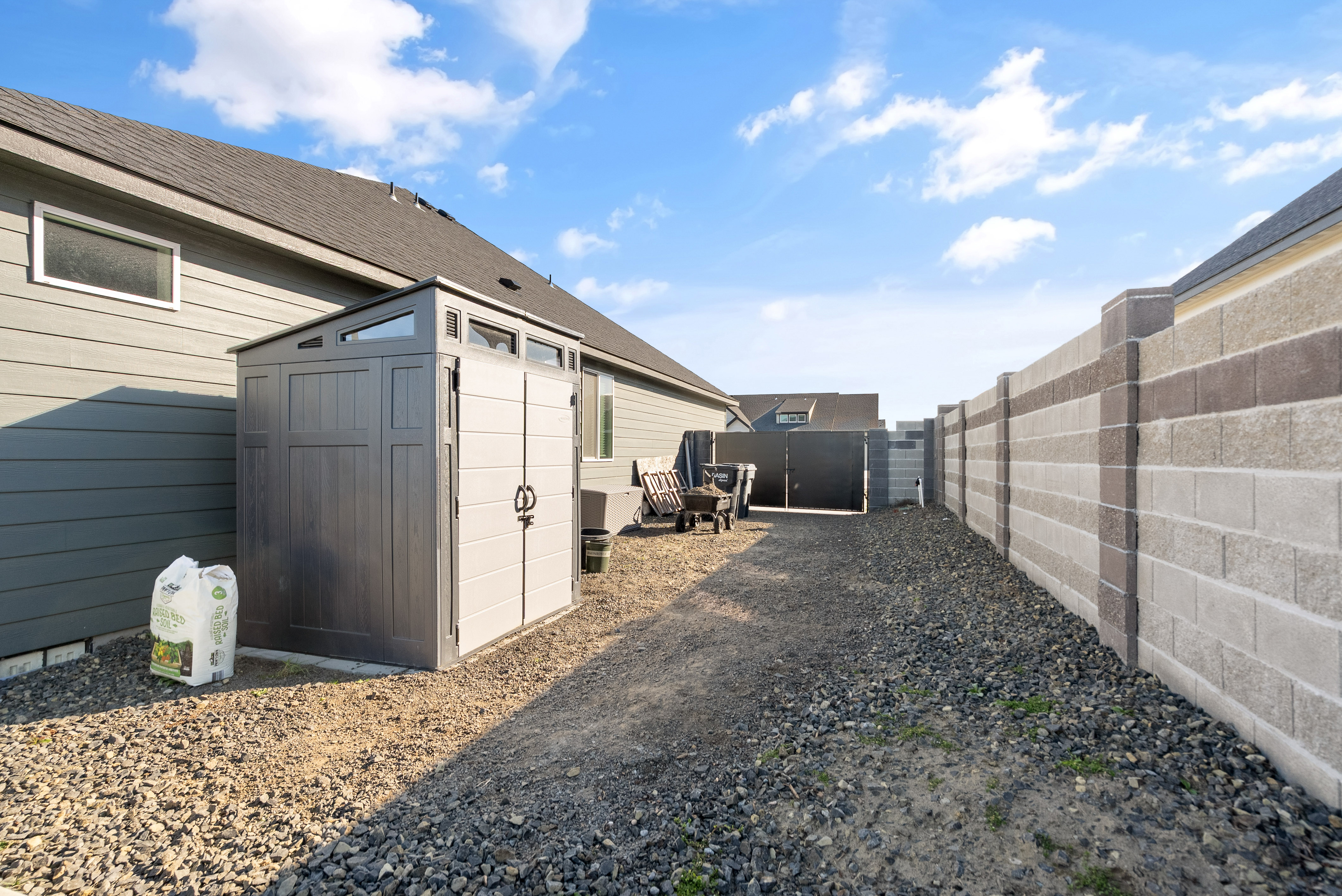  2024 West Richland Gem + RV Parking - 物件實景