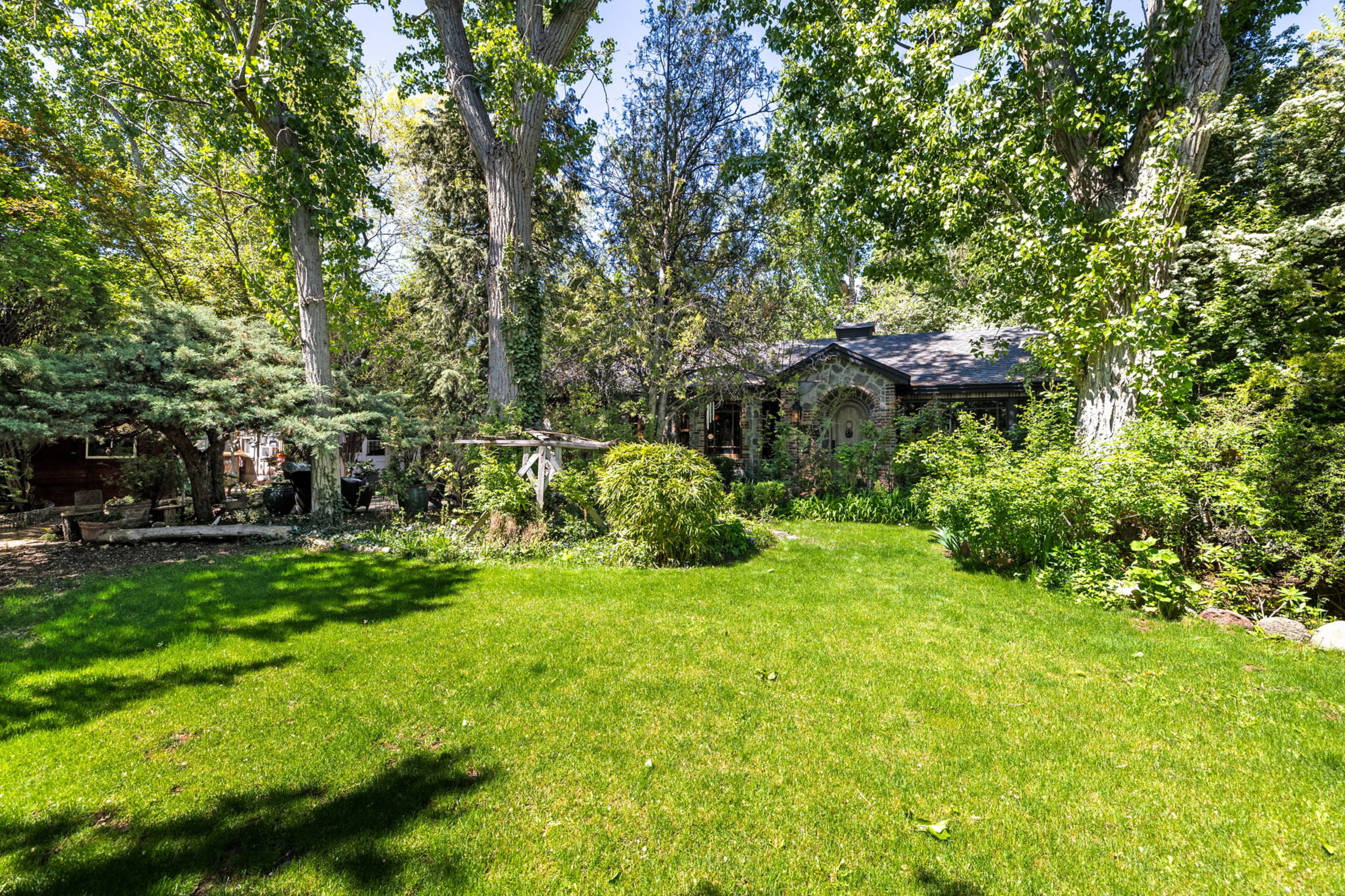  Historic home with 2 guest homes on 1.24 acres with a pool - 物件實景