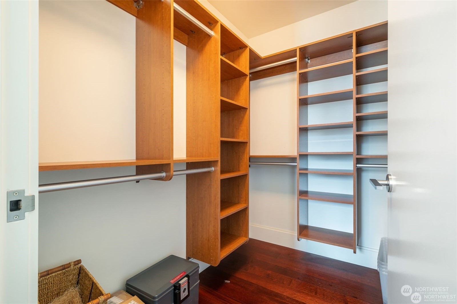 Seattle, Washington, 98101, United States, 2 Bedrooms Bedrooms, ,2 BathroomsBathrooms,Residential,For Sale,1699073