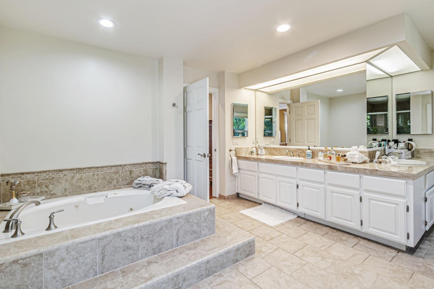 Saratoga, California, 95070, United States, 5 Bedrooms Bedrooms, ,6 BathroomsBathrooms,Residential,For Sale,1891032
