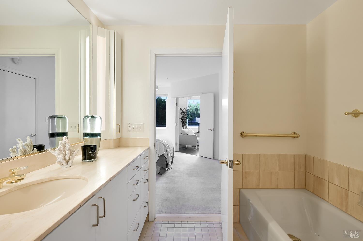 San Rafael, California, 94903, United States, 1 Bedroom Bedrooms, ,2 BathroomsBathrooms,Residential,For Sale,1891076