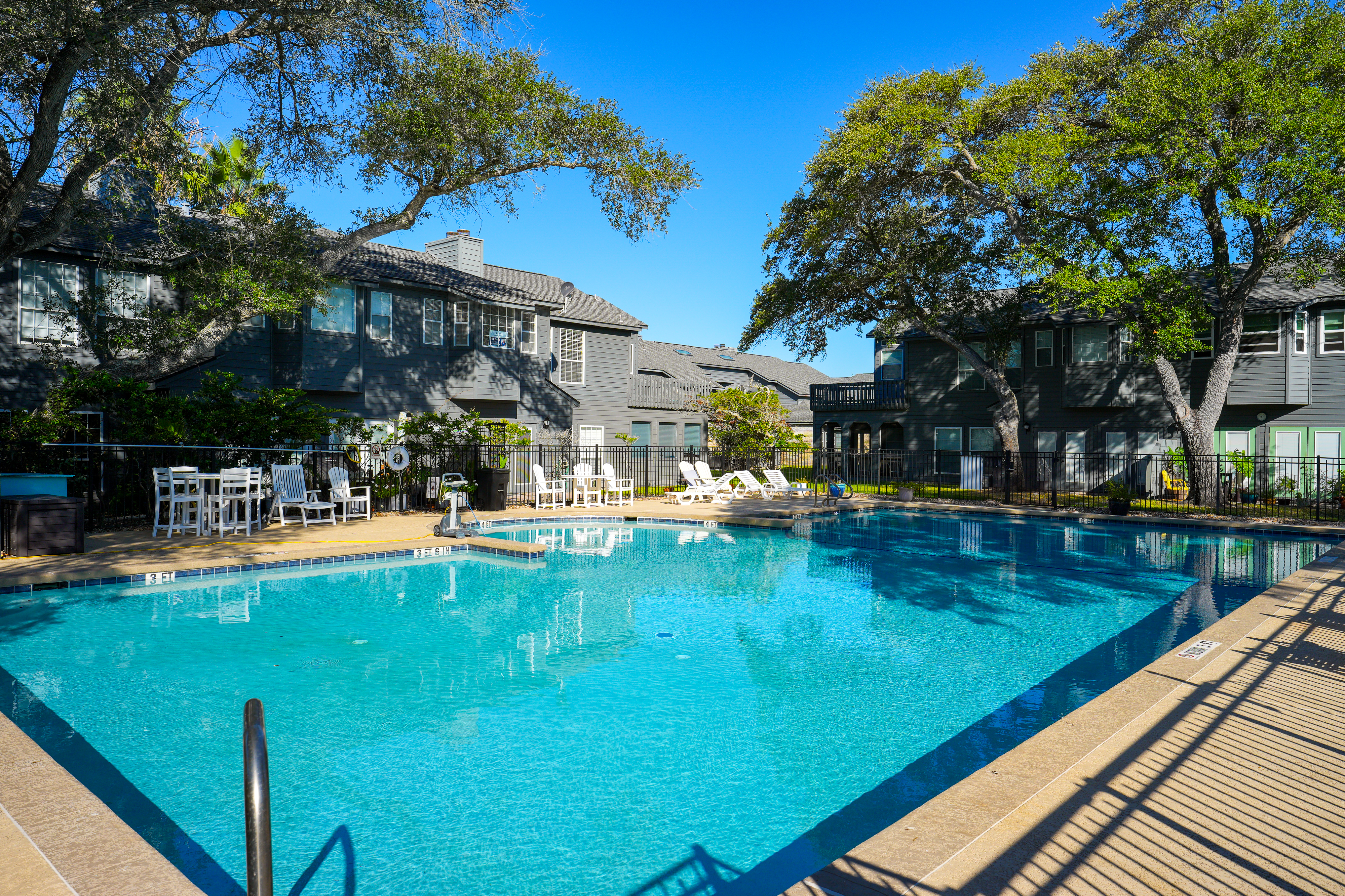  Desirable One-Level Condo with Pool Views - 物件實景