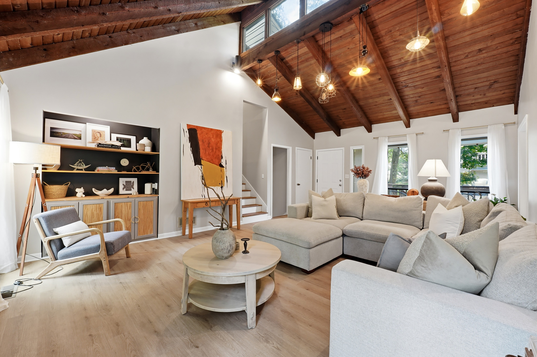  Lassiter HS Contemporary – Architectural Character Meets Thoughtful Renovation - 物件實景