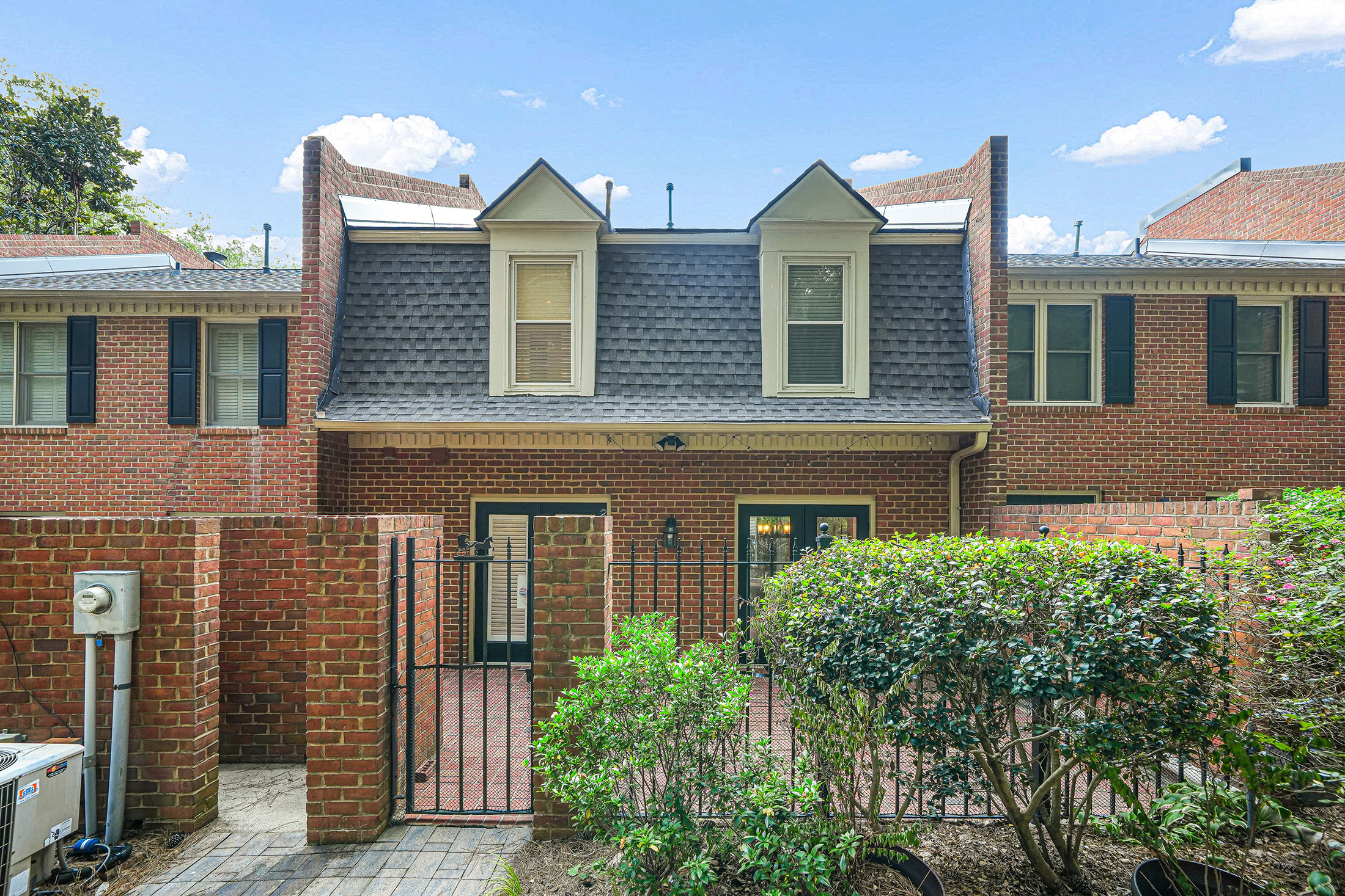  Beautiful Brick Townhome Offers Peaceful Park-like Living in Buckhead - 物件實景
