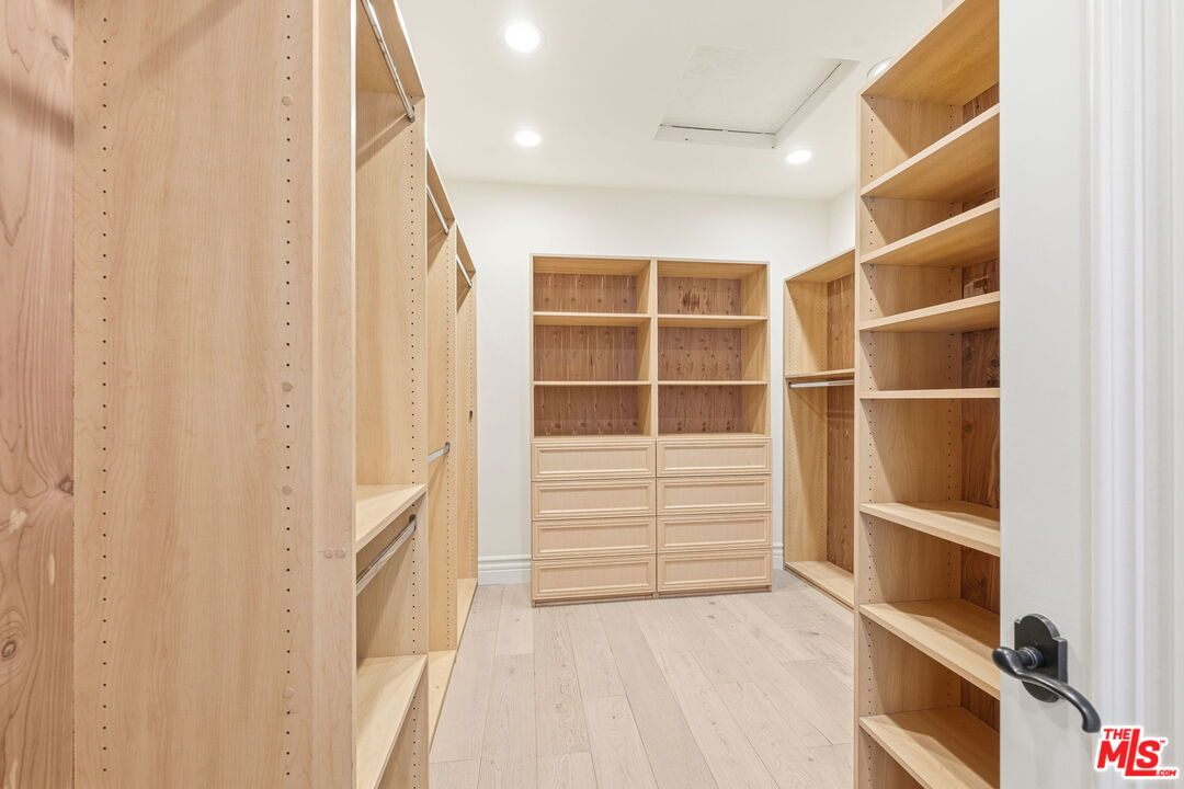 Encino, California, 91436, United States, 4 Bedrooms Bedrooms, ,3 BathroomsBathrooms,Residential,For Sale,1988091