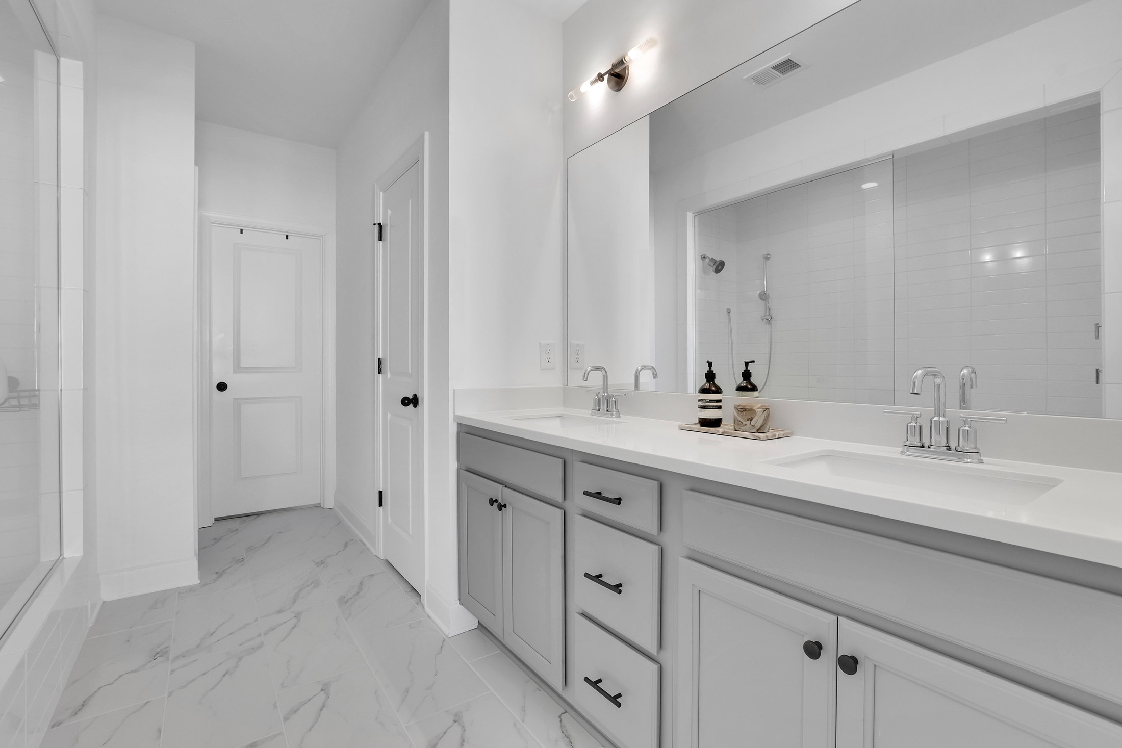  Thoughtfully Designed Townhome in Gated Enclave - 物件實景