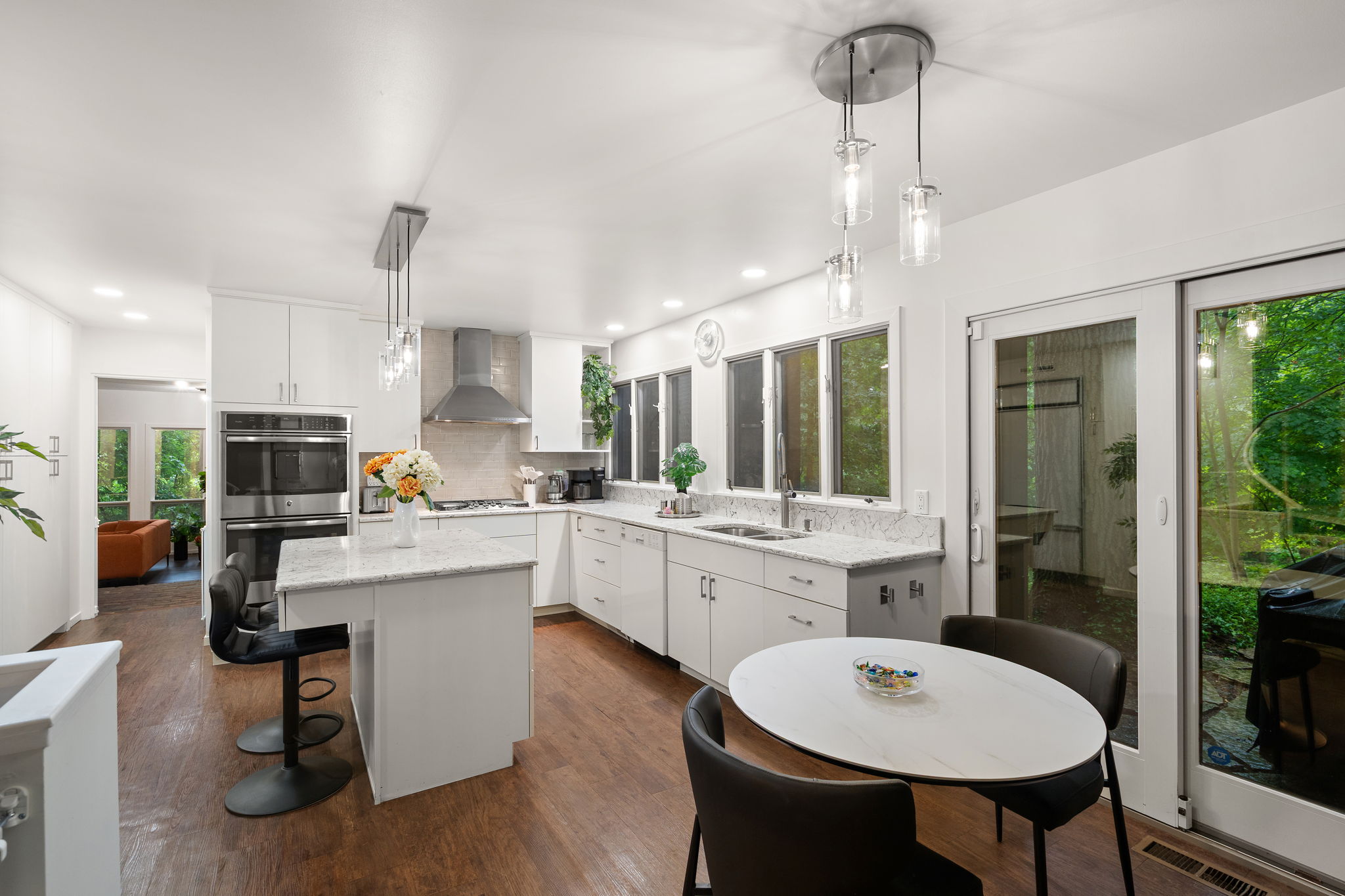 Modern Contemporary Home Nestled on a 1.3 Acre Wooded Lot - 物件實景