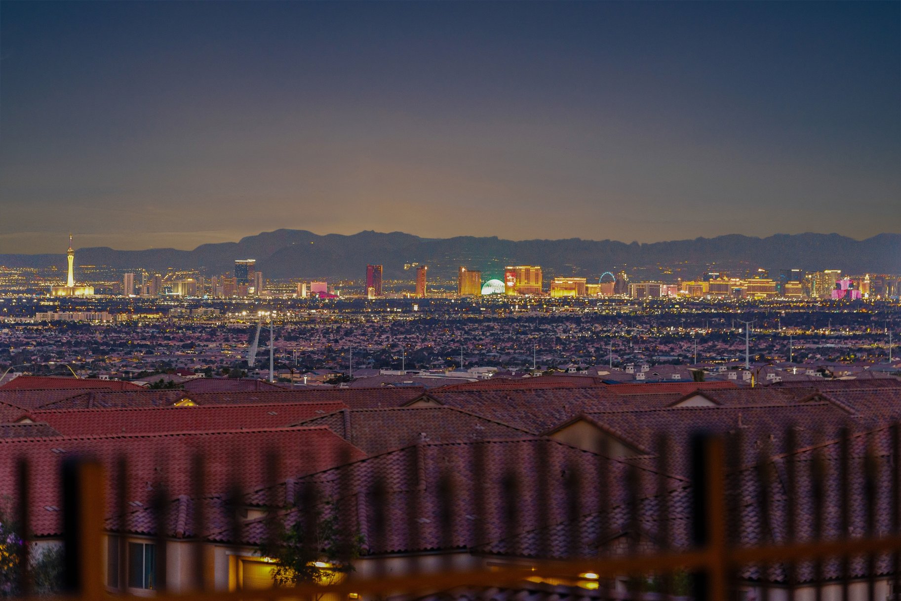  Thoughtfully Upgraded Home Set on an Elevated Lot Offering Sweeping Views - 物件實景