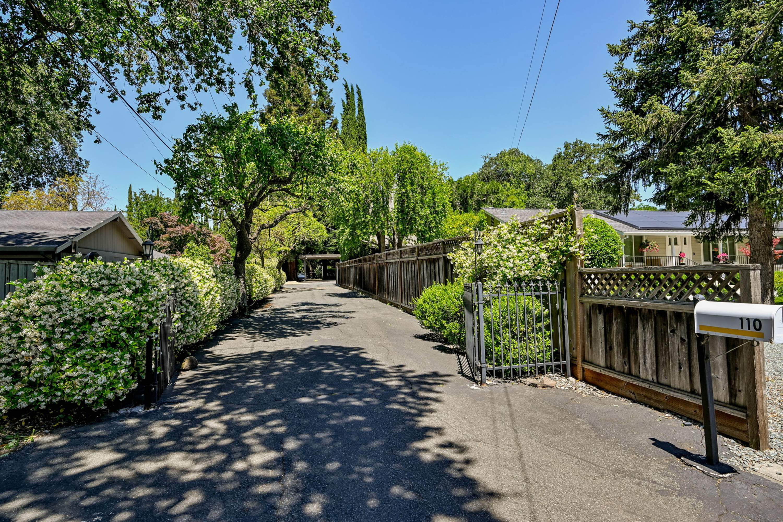  Exceptional Creekside Home in Desirable Saranap - 物件實景
