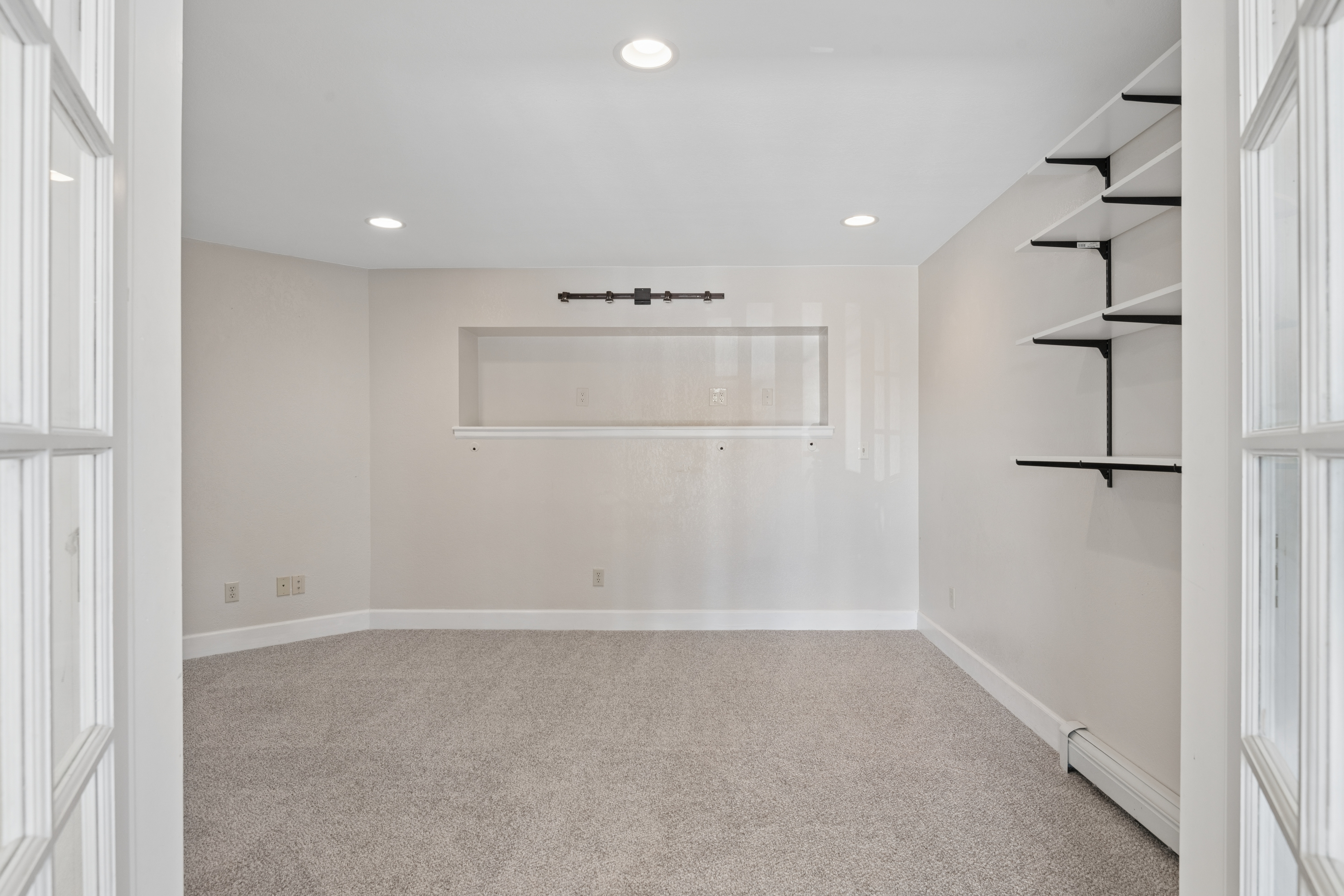  Set behind a gated entry on two and a half wooded acres - 物件實景