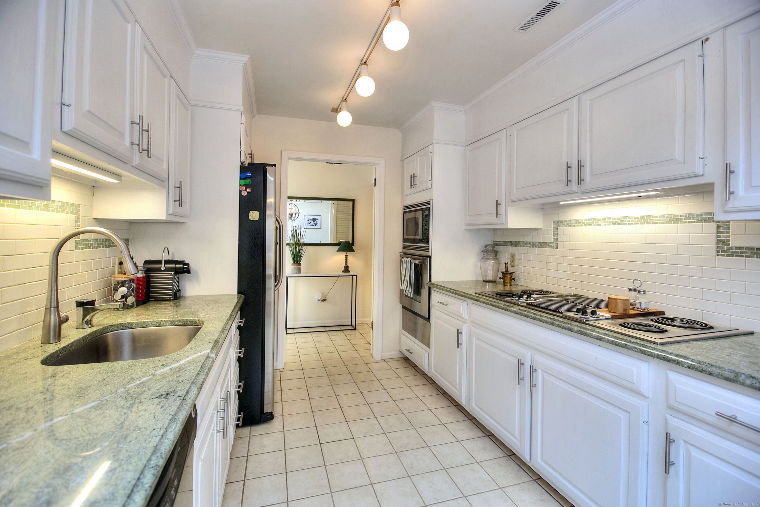 Westport, Connecticut, 06880, United States, 2 Bedrooms Bedrooms, ,3 BathroomsBathrooms,Residential,For Sale,1988257