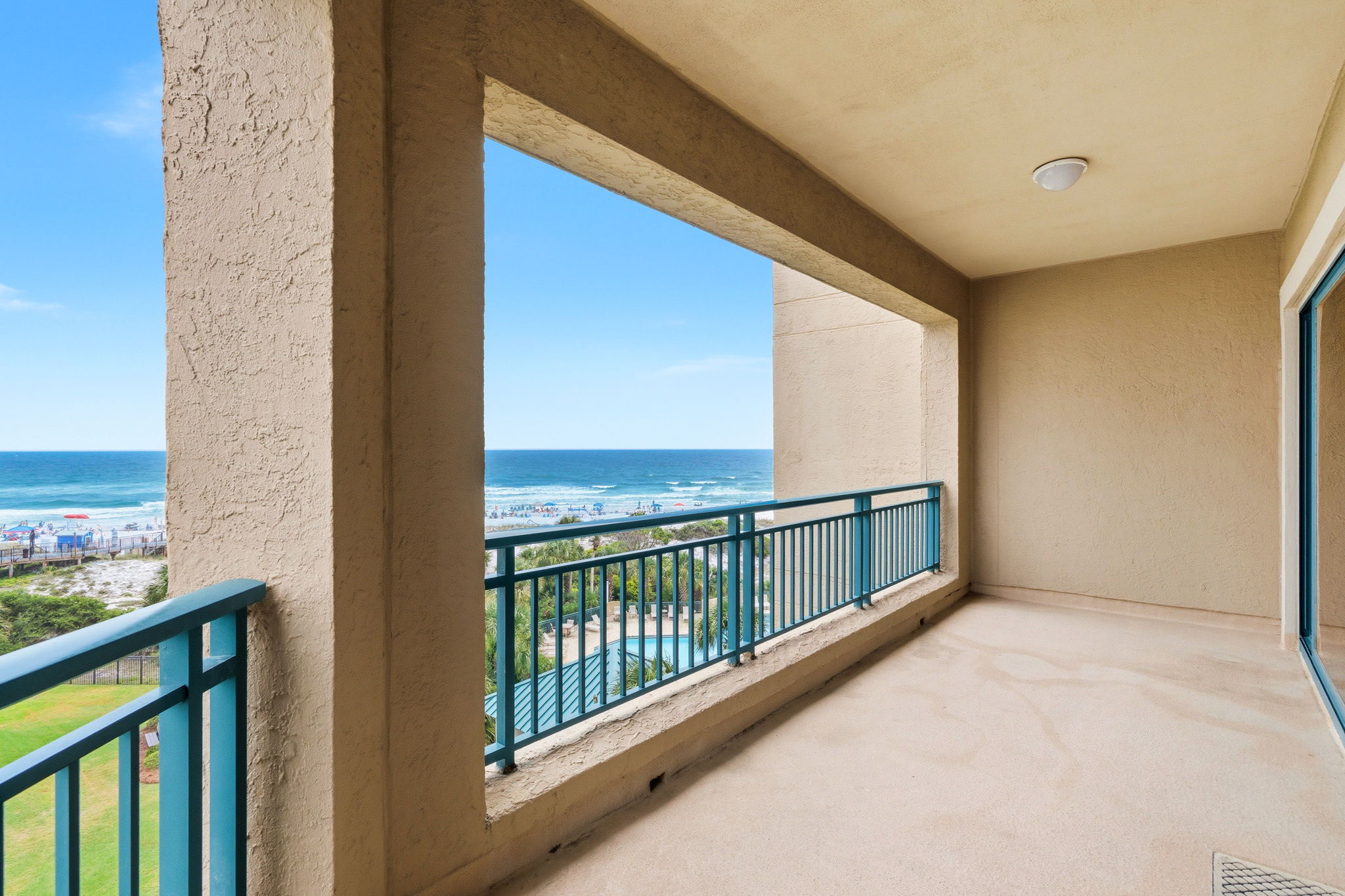  Gulf-Front Condominium with Panoramic Views and Renovation Potential - 物件實景