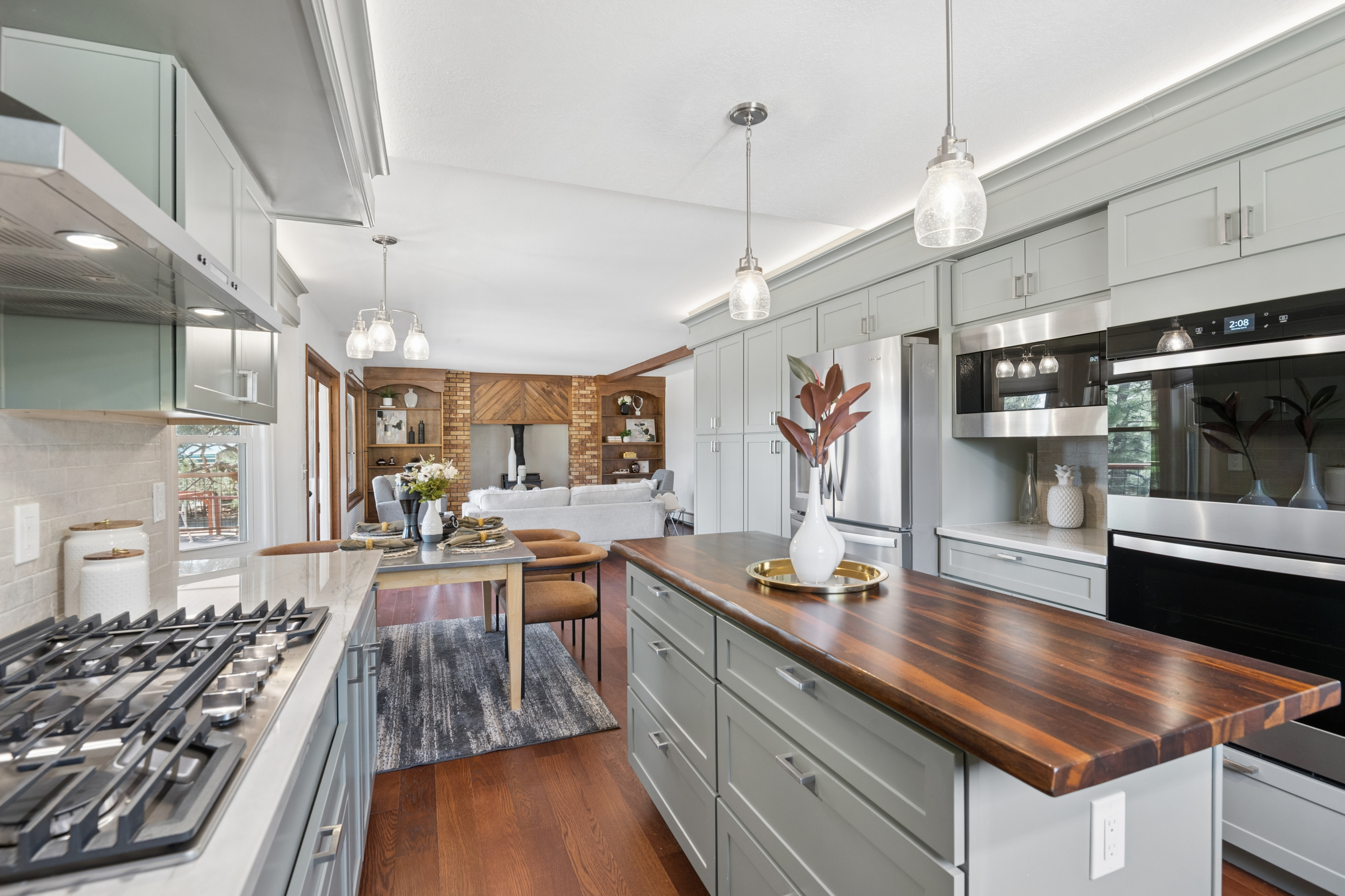  Set behind a gated entry on two and a half wooded acres - 物件實景