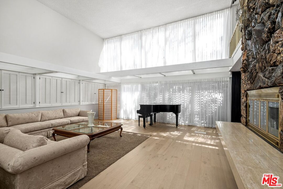 Los Angeles, California, 90056, United States, 5 Bedrooms Bedrooms, ,5 BathroomsBathrooms,Residential,For Sale,1918507