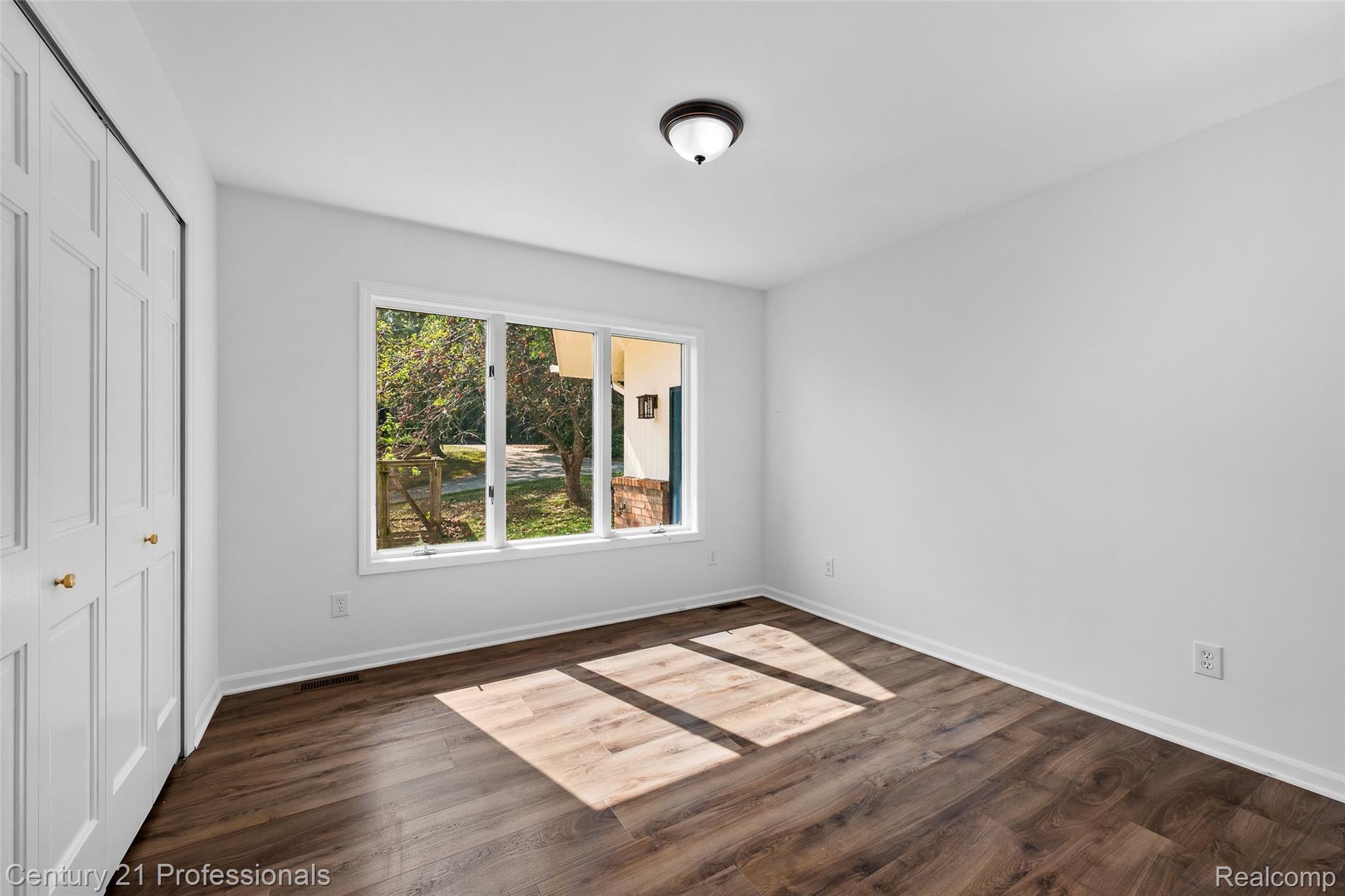 Davisburg, Michigan, 48350, United States, 5 Bedrooms Bedrooms, ,4 BathroomsBathrooms,Residential,For Sale,1982233