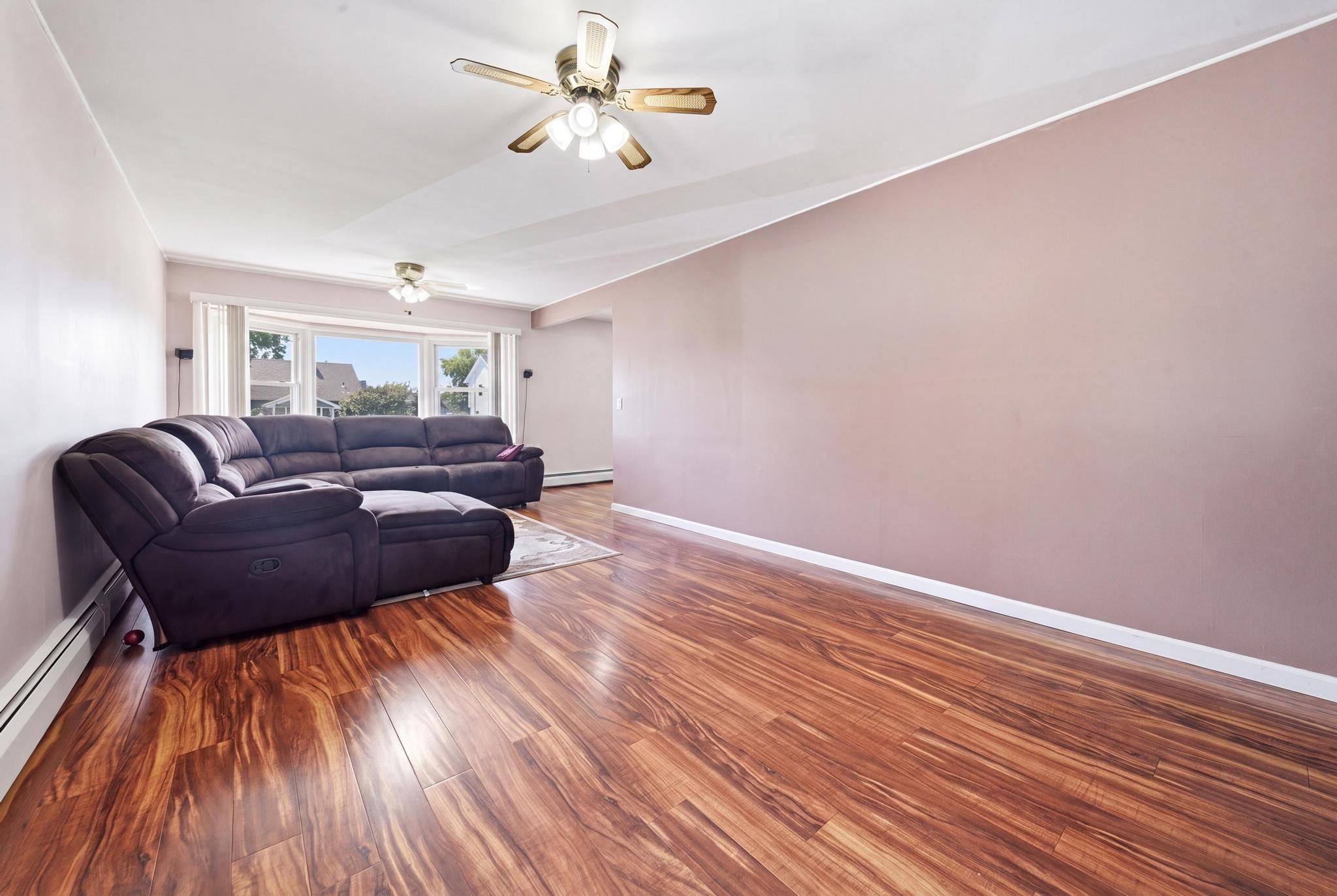  37 Gun Lane, Levittown, NY, 11756 - 物件實景