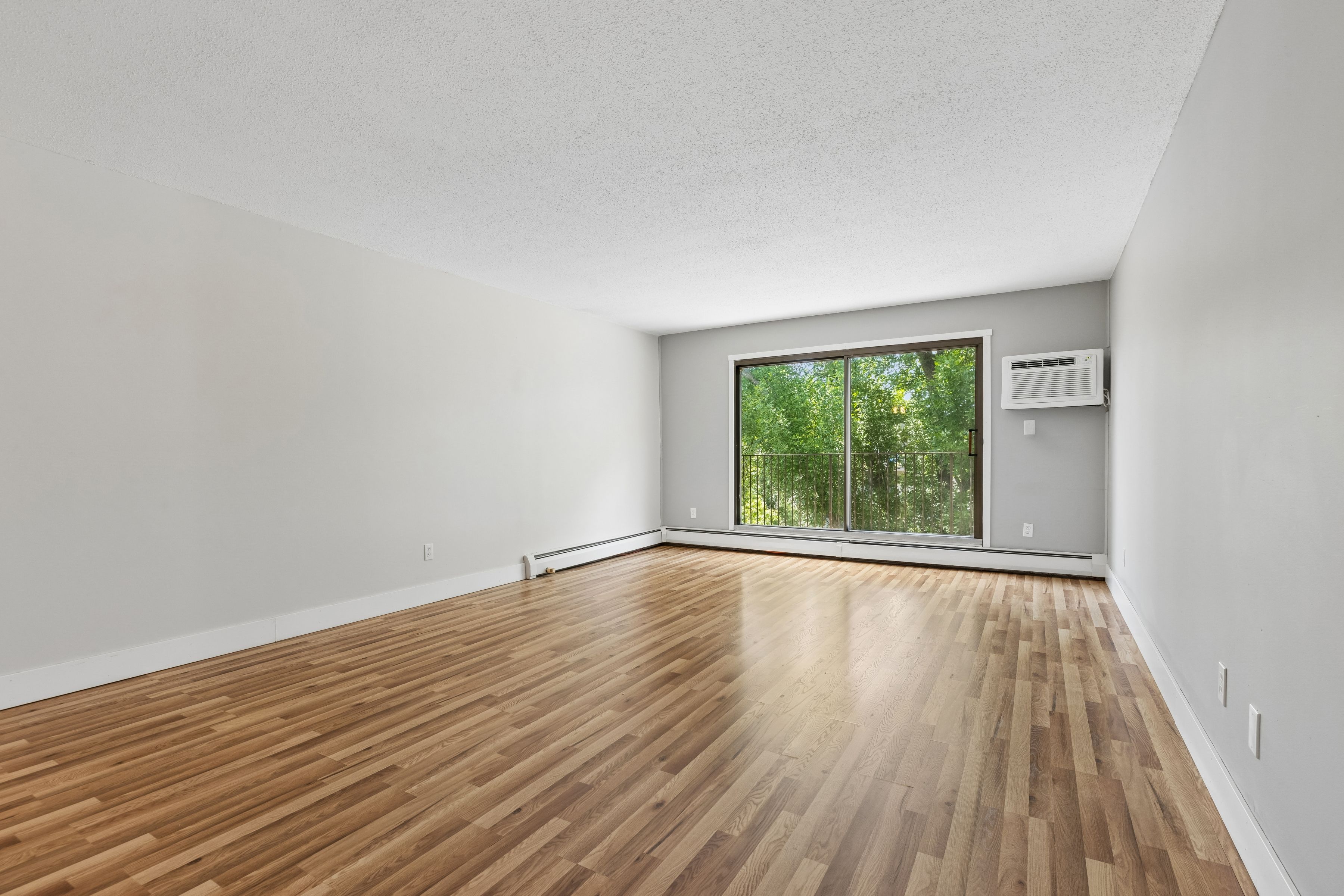  Top-Floor Condo with Lake Views & Amenities - 物件實景