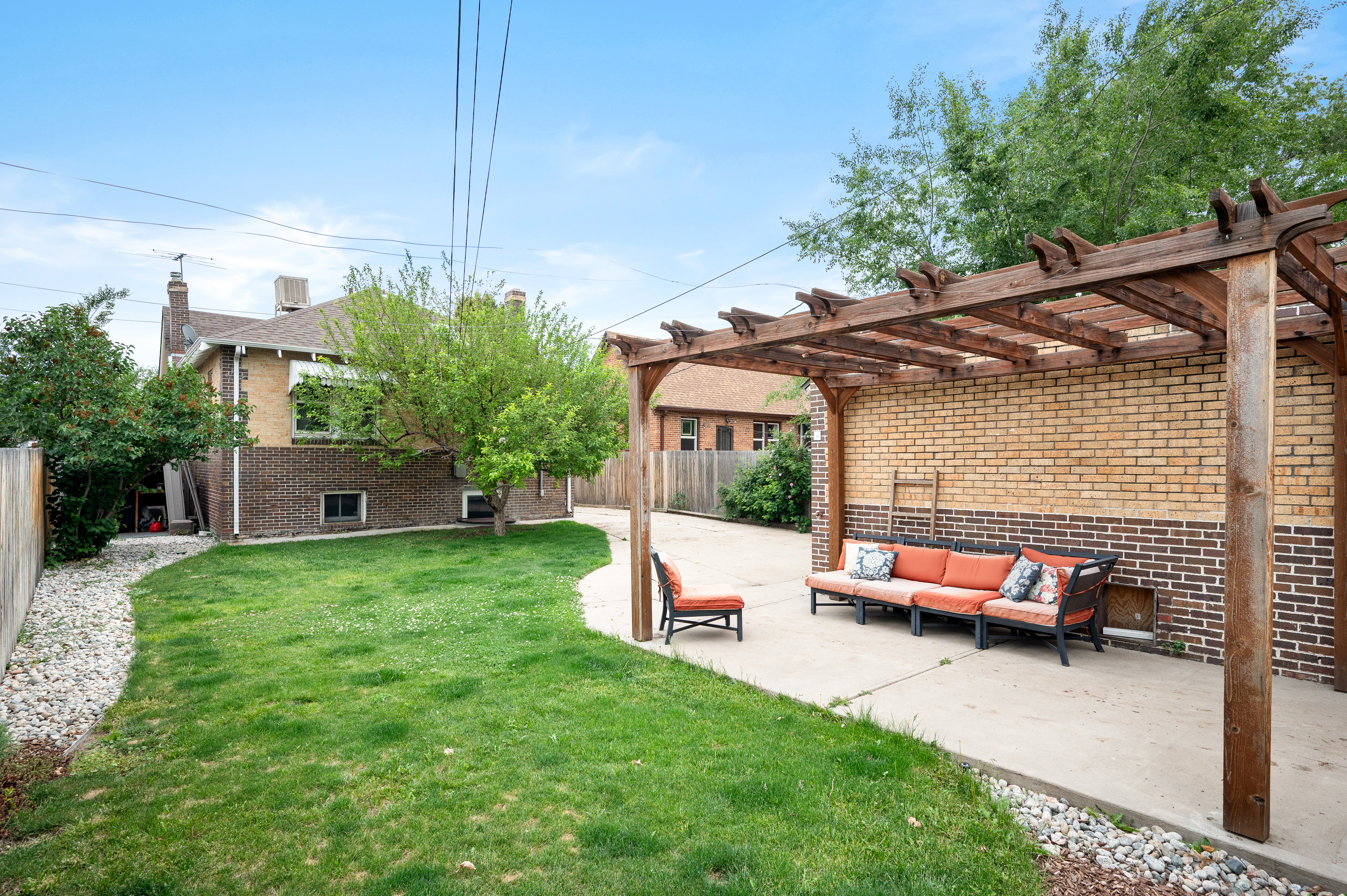  Charming, Tudor style, Brick Cottage Has Lovely Architectural Details - 物件實景