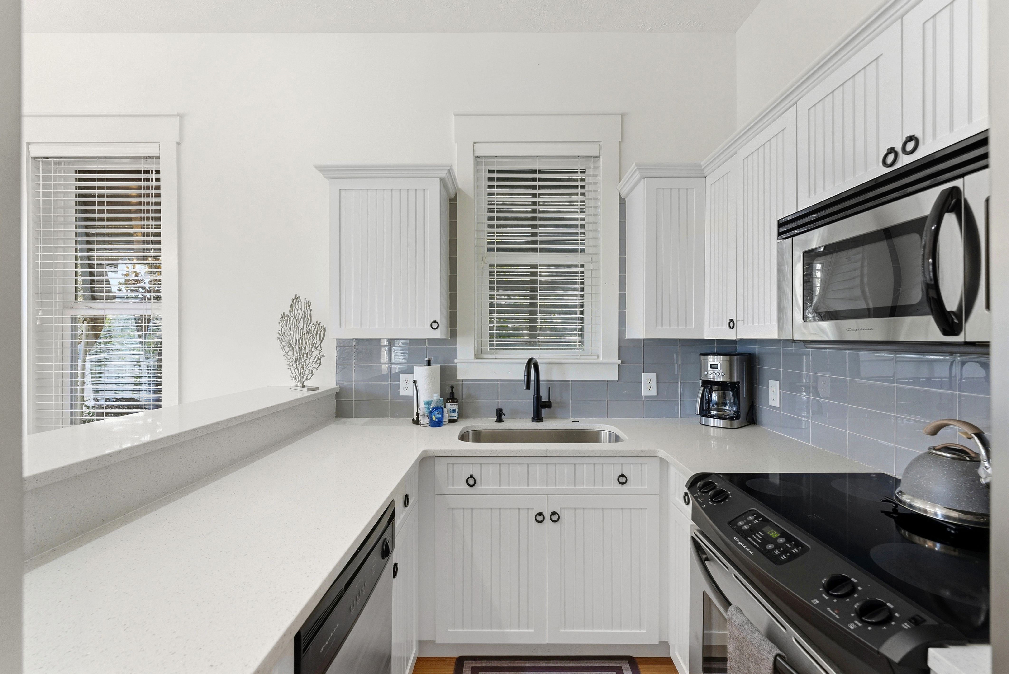  Single Story Home Located on Private Street with Deeded Beach Access - 物件實景