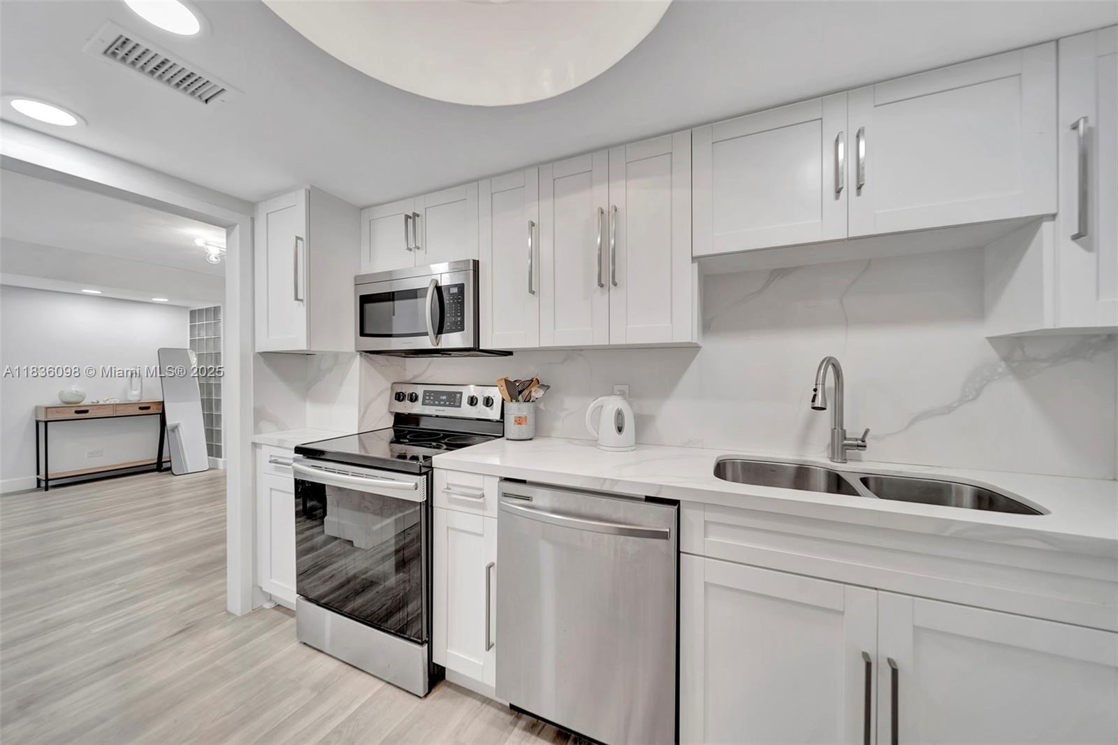 Miami Beach, Florida, 33140, United States, 2 Bedrooms Bedrooms, ,2 BathroomsBathrooms,Residential,For Sale,1885385