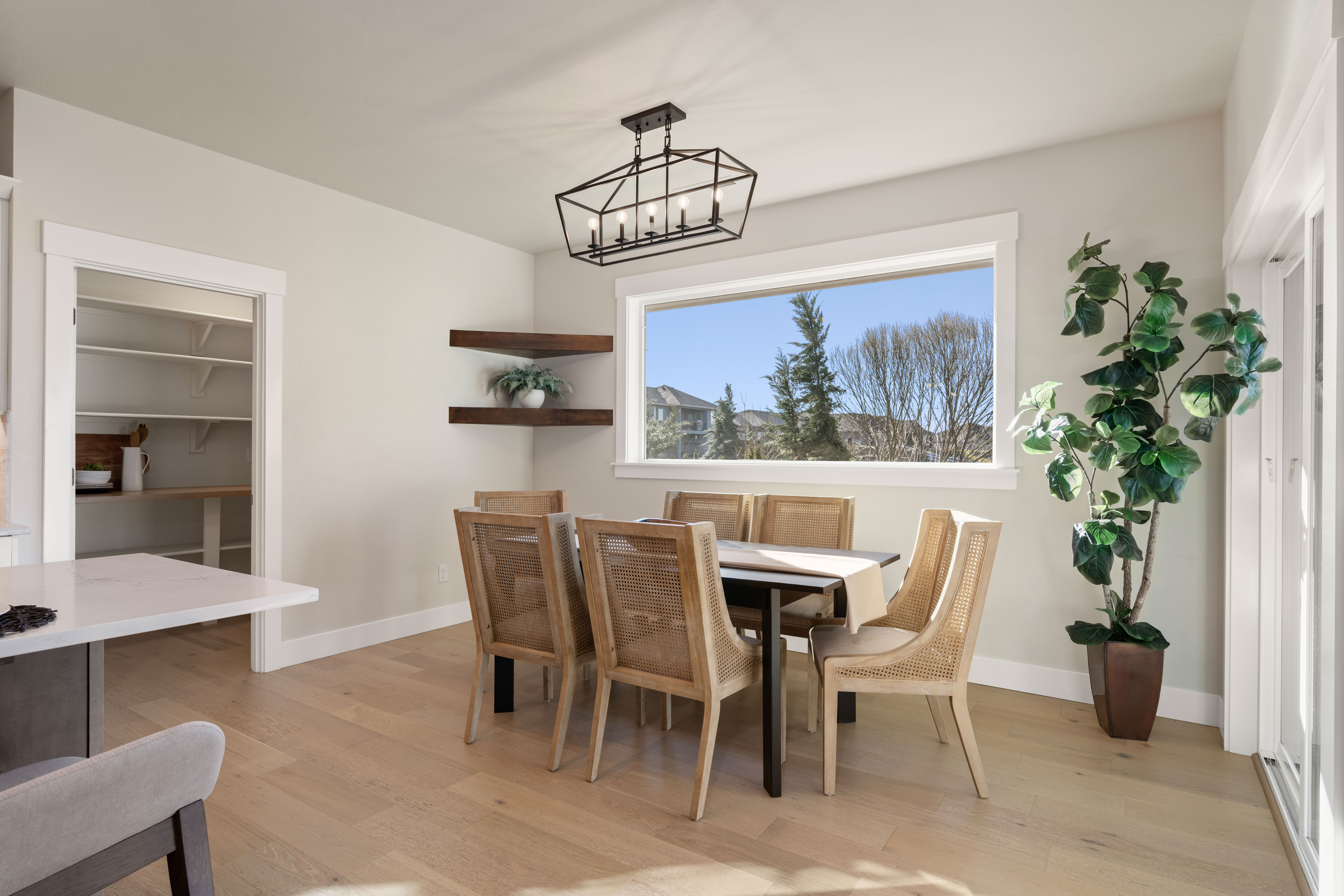  Custom Blinds, Gutters, Home Warranty +MORE - 物件實景