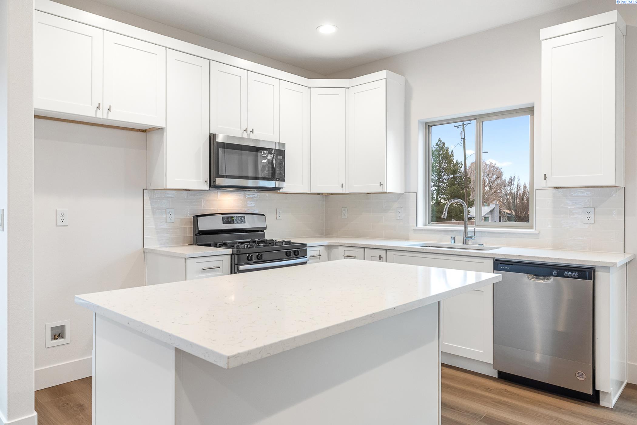 Kennewick, Washington, 99337, United States, 6 Bedrooms Bedrooms, ,Residential,For Sale,1787264