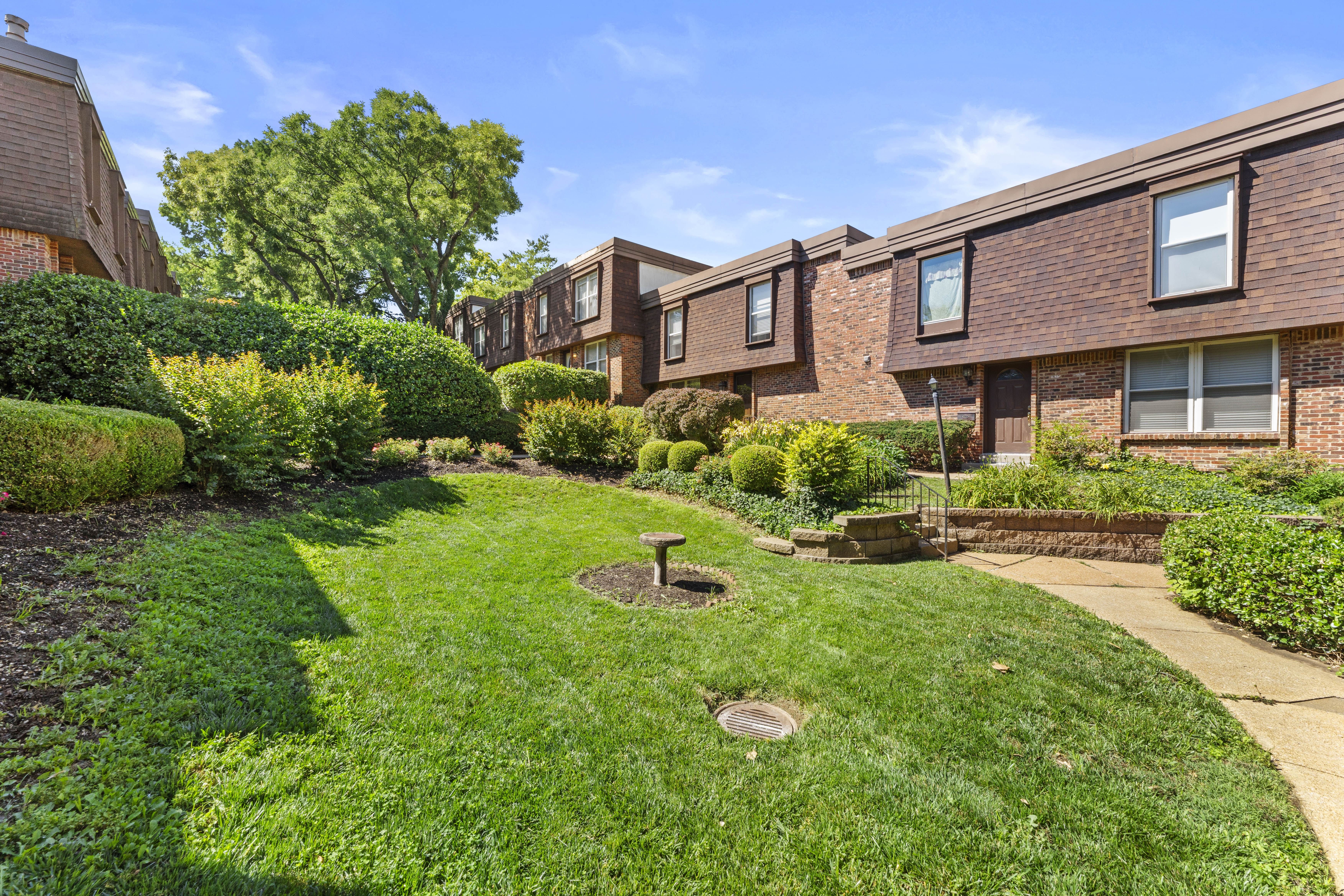  Completely Renovated Garden-Style Condo in Parkway Central Schools - 物件實景