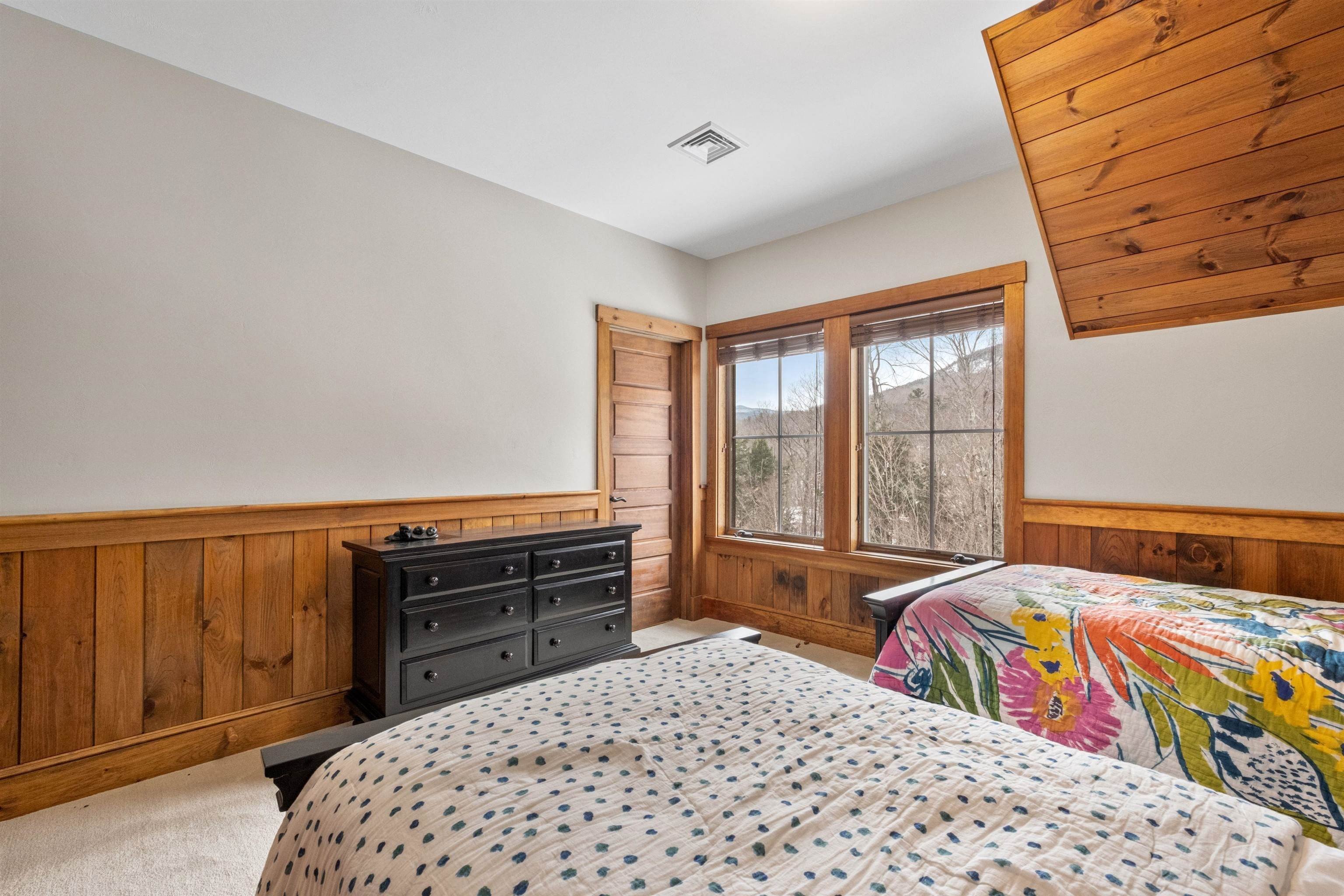 Lincoln, New Hampshire, 03251, United States, 7 Bedrooms Bedrooms, ,4 BathroomsBathrooms,Residential,For Sale,1983511