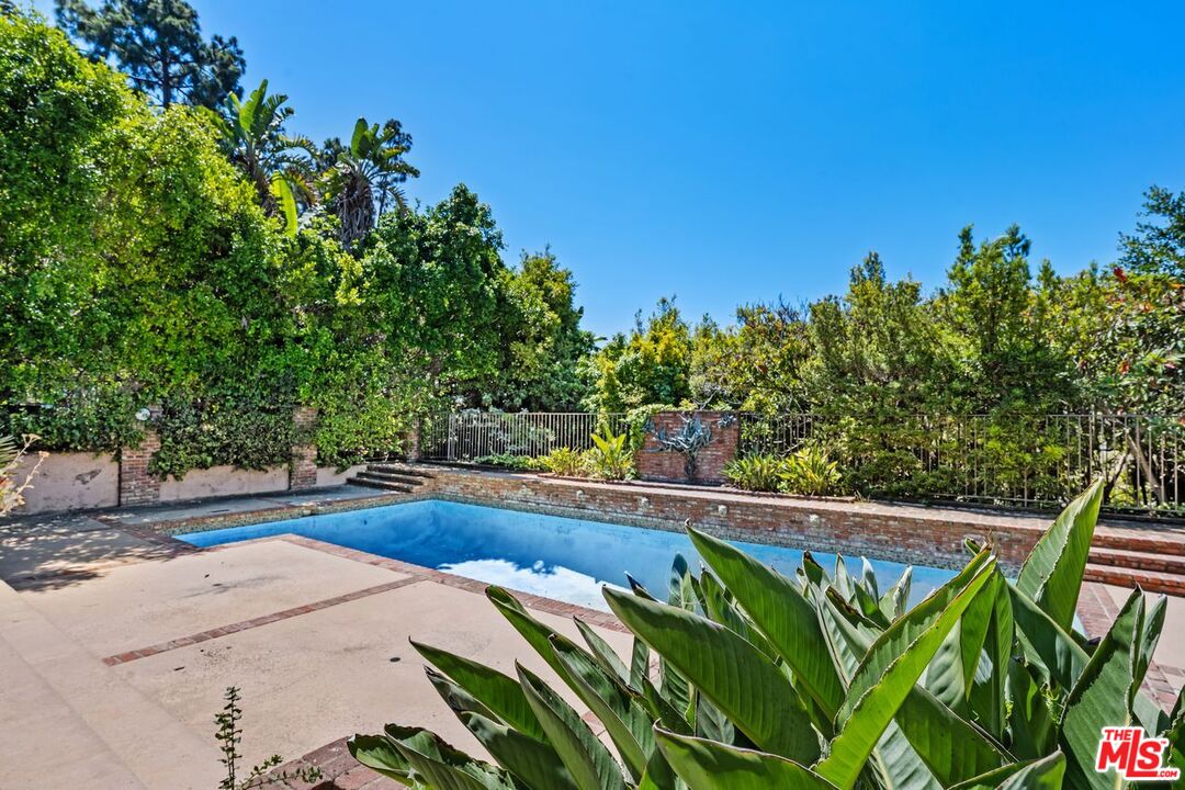 Los Angeles, California, 90049, United States, 4 Bedrooms Bedrooms, ,4 BathroomsBathrooms,Residential,For Sale,1913168
