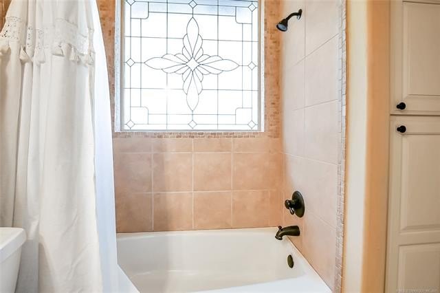 Tahlequah, Oklahoma, 74464, United States, 5 Bedrooms Bedrooms, ,5 BathroomsBathrooms,Residential,For Sale,1987377