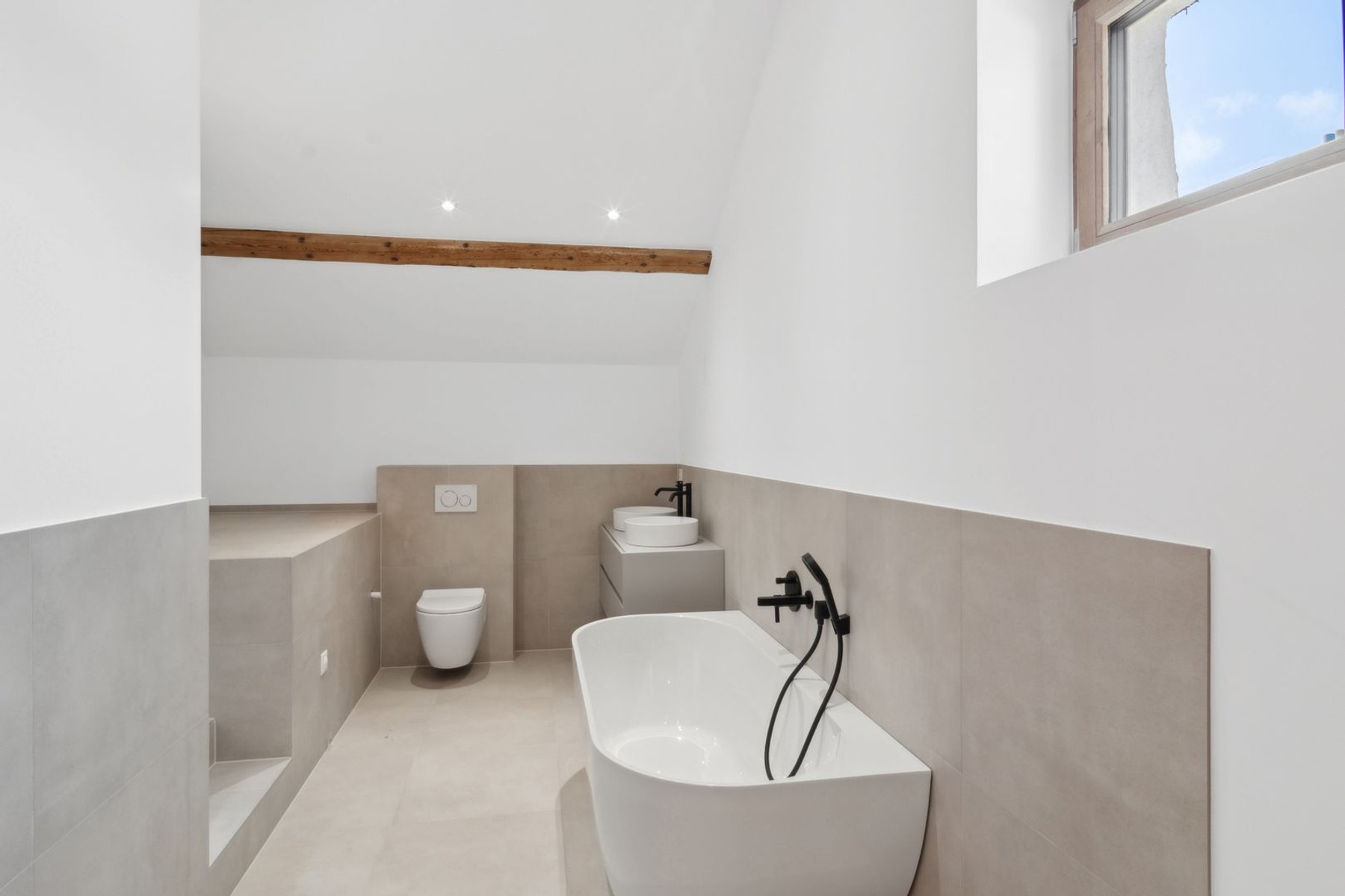  OFF-MARKET: FULLY RENOVATED VILLAGE HOUSE - LUXURY MATERIALS - 物件實景