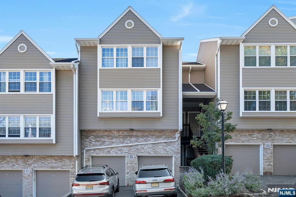 Palisades Park, New Jersey, 07650, United States, 2 Bedrooms Bedrooms, ,3 BathroomsBathrooms,Residential,For Sale,1960727