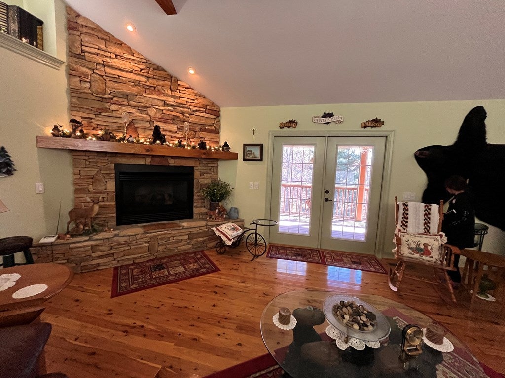 East Ellijay, Georgia, 30540, United States, 2 Bedrooms Bedrooms, ,3 BathroomsBathrooms,Residential,For Sale,1859127