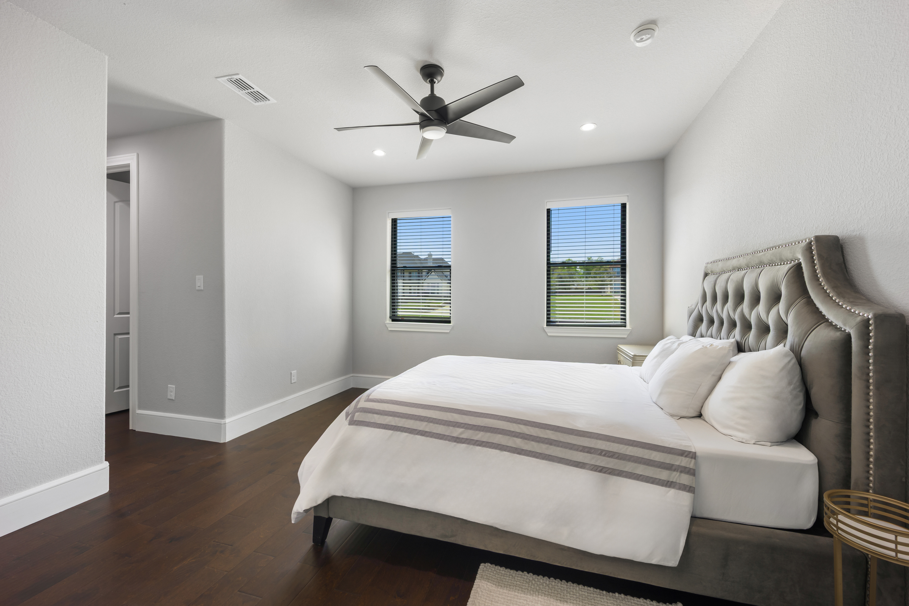  Modern Luxury with Two Private Primary Suites in Gated Waters Edge - 物件實景