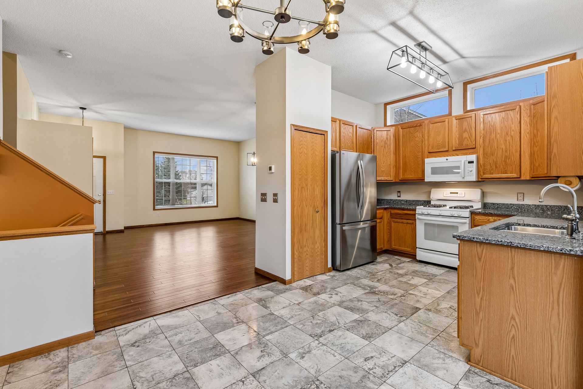  Cul-de-Sac Living with Over an Acre of Land - 物件實景