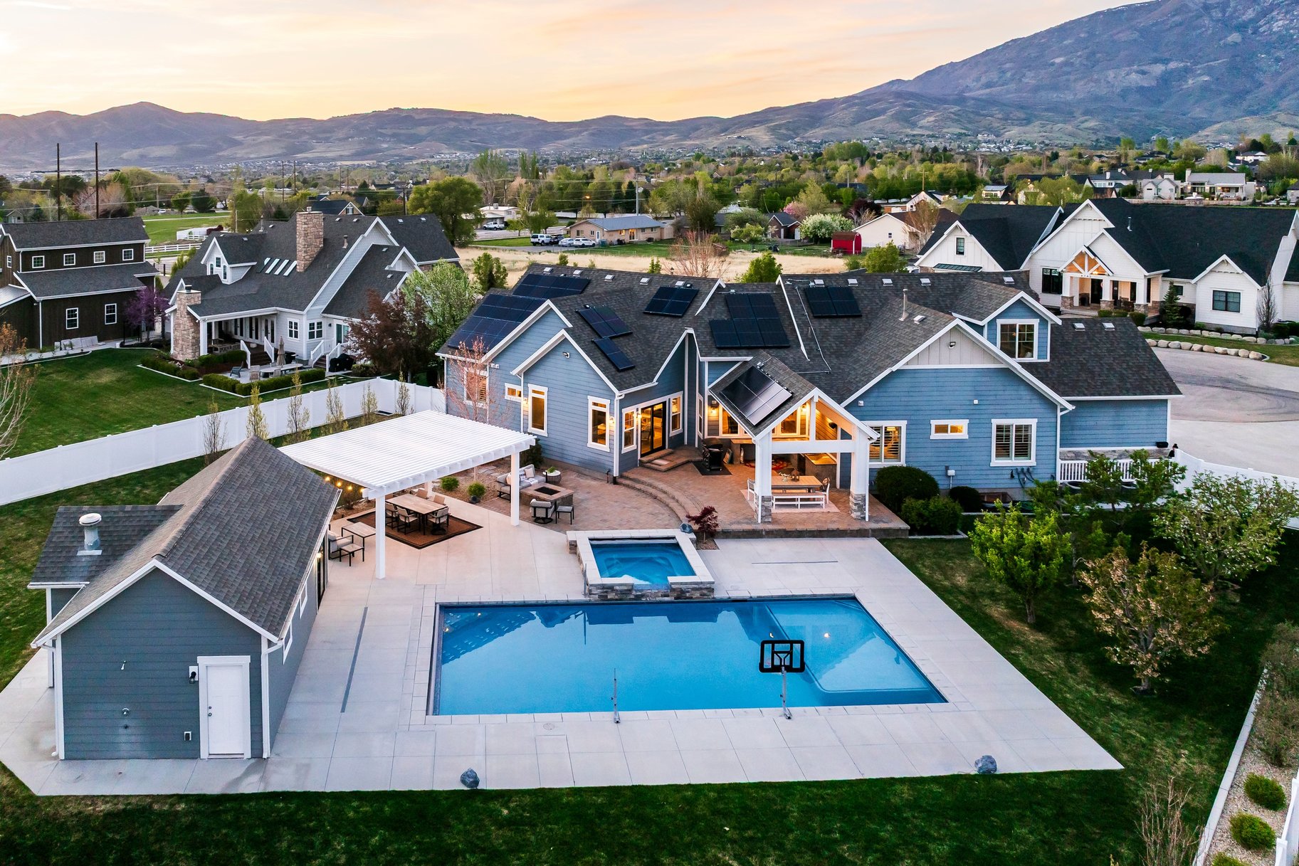  Beautiful Craftsman Rambler With Basement Apartment, Sports Pool and Pool House - 物件實景