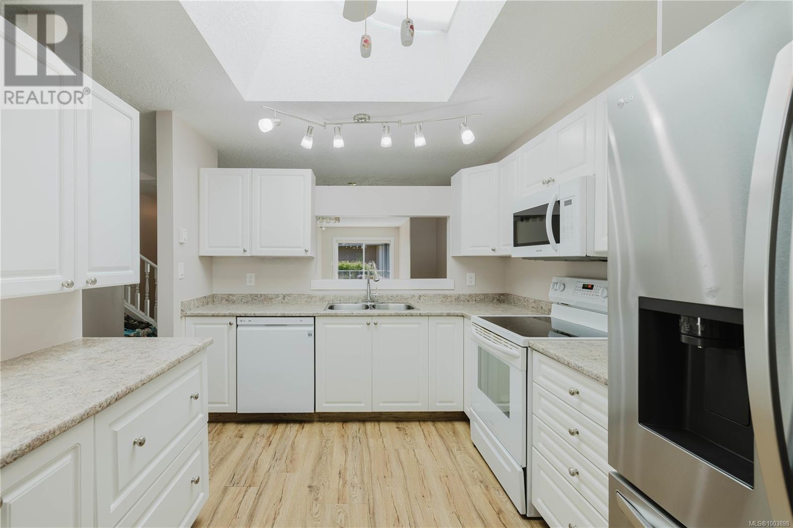 COLWOOD, British Columbia, V9B 5P8, CA, 2 Bedrooms Bedrooms, ,3 BathroomsBathrooms,Residential,For Sale,1913272