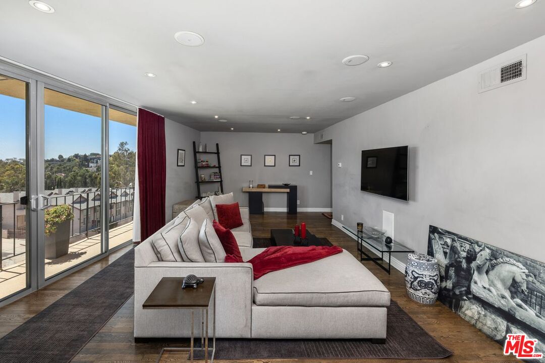 Los Angeles, California, 90068, United States, 2 Bedrooms Bedrooms, ,2 BathroomsBathrooms,Residential,For Sale,1939987