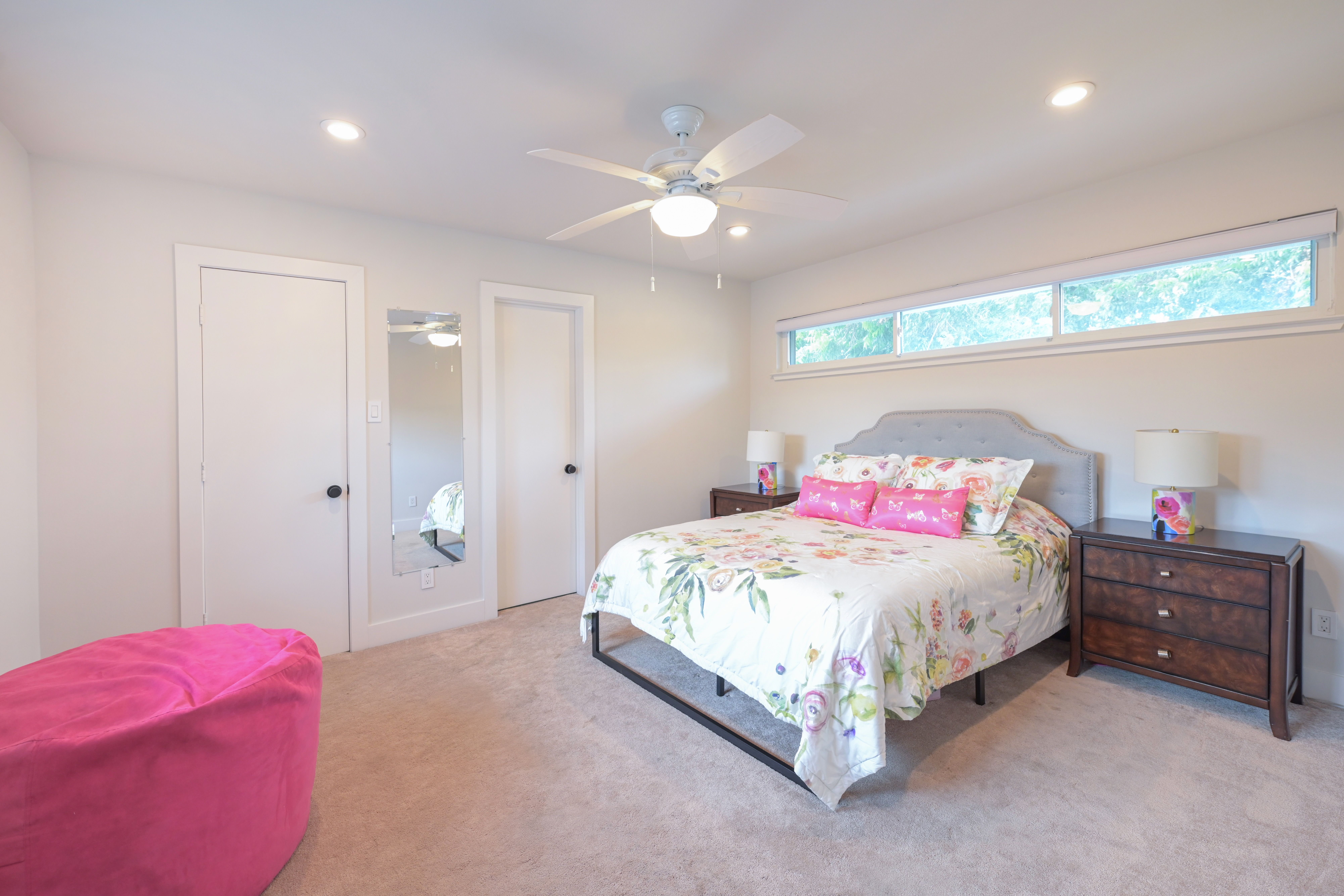  Desirable Corner Lot Home with Back Yard Oasis - 物件實景